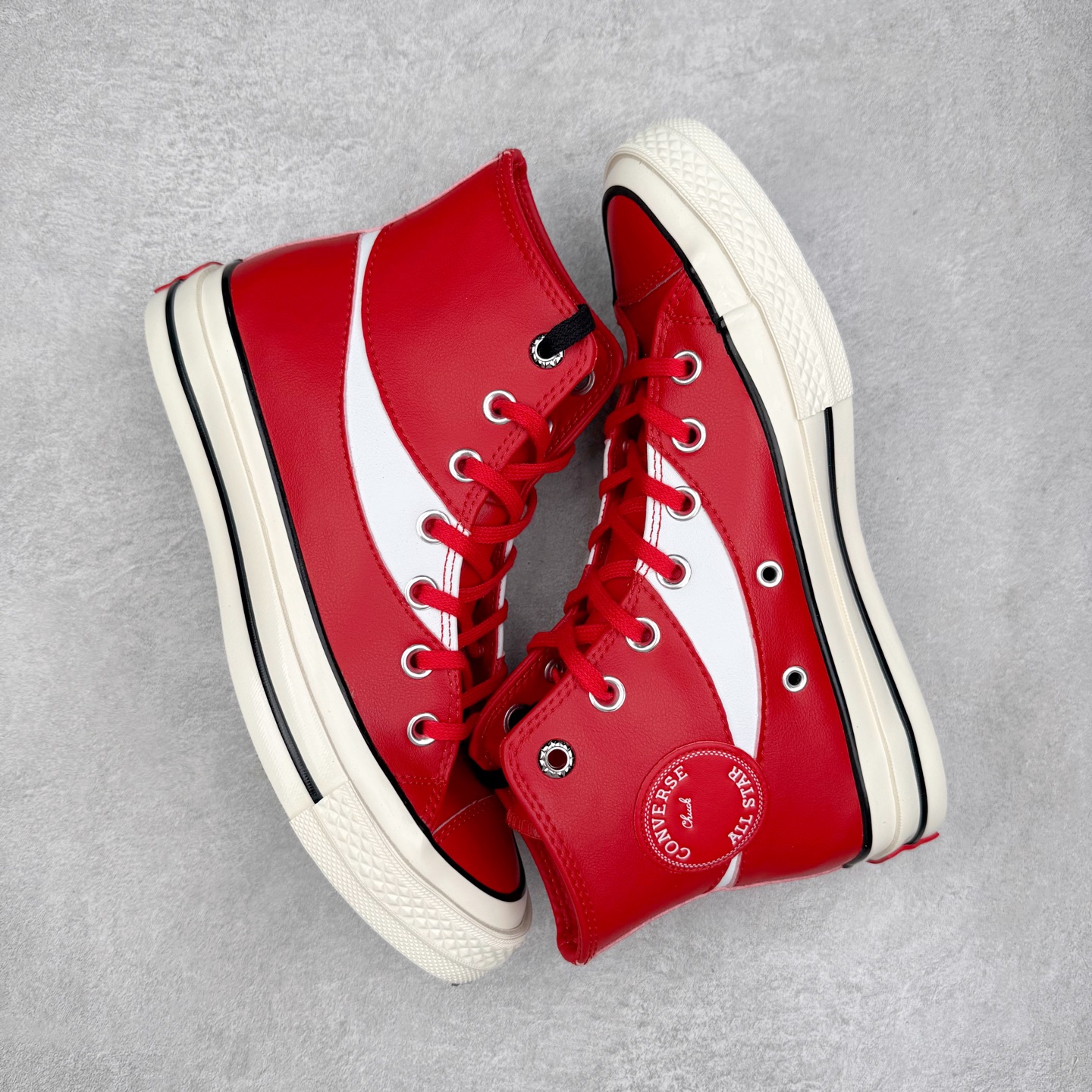 图片[3]-Coca-Cola x Converse Chuck 1970 可口可乐联名 复古皮质高帮休闲鞋 匡威Converse再次携手可口可乐Coca-Cola推出联名系列，将可乐元素融入标志性设计。采用优质的红色皮革鞋面，搭配清爽白色条纹，再现可乐罐经典外观，复古鞋标个性碰撞，赋予经典全新魅力。 货号：17888C 尺码：35 36 36.5 37 37.5 38 39 39.5 40 41 41.5 42 42.5 43 44-选品中心