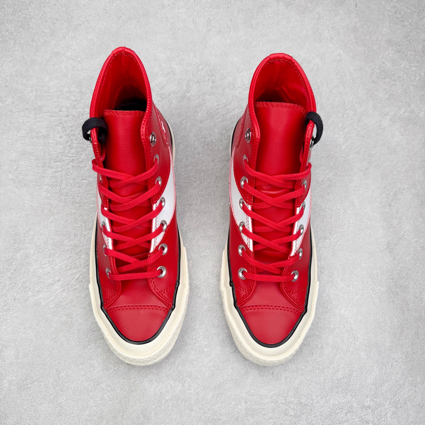 图片[2]-Coca-Cola x Converse Chuck 1970 可口可乐联名 复古皮质高帮休闲鞋 匡威Converse再次携手可口可乐Coca-Cola推出联名系列，将可乐元素融入标志性设计。采用优质的红色皮革鞋面，搭配清爽白色条纹，再现可乐罐经典外观，复古鞋标个性碰撞，赋予经典全新魅力。 货号：17888C 尺码：35 36 36.5 37 37.5 38 39 39.5 40 41 41.5 42 42.5 43 44-选品中心