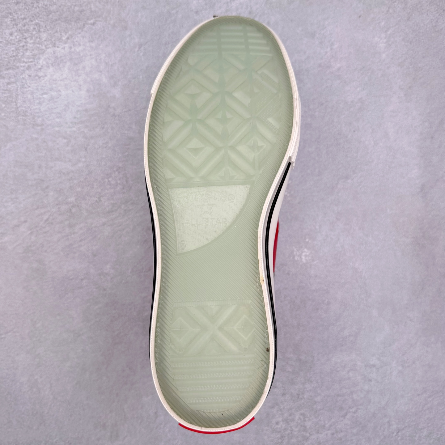 图片[9]-Coca-Cola x Converse Chuck 1970 可口可乐联名 复古皮质高帮休闲鞋 匡威Converse再次携手可口可乐Coca-Cola推出联名系列，将可乐元素融入标志性设计。采用优质的红色皮革鞋面，搭配清爽白色条纹，再现可乐罐经典外观，复古鞋标个性碰撞，赋予经典全新魅力。 货号：17888C 尺码：35 36 36.5 37 37.5 38 39 39.5 40 41 41.5 42 42.5 43 44-选品中心