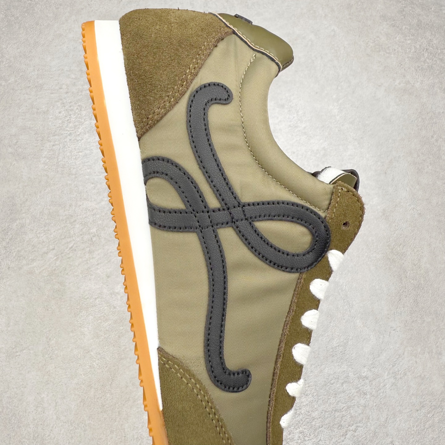 图片[6]-罗意威Loewe Ballet Runner 2.0 Sneakers 芭蕾舞2.0系列阿甘复古风德训薄底百搭休闲运动鞋 市面最高性价比 实体平台跑量 主打推荐好货 采用反绒牛皮革拼接头层皮饰片鞋面材质鞋身原装高密度防刮尼龙面料,极好柔软效果双层乳胶缓震鞋垫外部搭配轻量EVA缓震组合橡胶防滑片装外底不对称鞋头设计、袜状内部结构，轻盈橡胶外底延伸至鞋头 20 毫米鞋跟，附白色和同色系鞋带侧面饰有 L 徽标，鞋舌饰有压纹 Anagram 后跟标签饰有注塑橡胶 LOEWE 标志升级原楦型开发纸版全手工拉帮工艺成型 尺码：35 36 37 38 39 40 41 42 43 44 45-选品中心