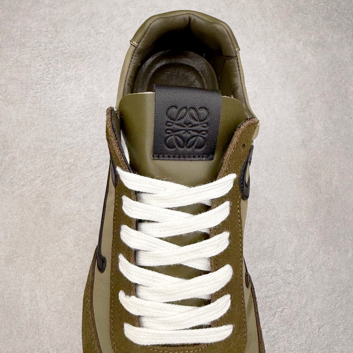 图片[5]-罗意威Loewe Ballet Runner 2.0 Sneakers 芭蕾舞2.0系列阿甘复古风德训薄底百搭休闲运动鞋 市面最高性价比 实体平台跑量 主打推荐好货 采用反绒牛皮革拼接头层皮饰片鞋面材质鞋身原装高密度防刮尼龙面料,极好柔软效果双层乳胶缓震鞋垫外部搭配轻量EVA缓震组合橡胶防滑片装外底不对称鞋头设计、袜状内部结构，轻盈橡胶外底延伸至鞋头 20 毫米鞋跟，附白色和同色系鞋带侧面饰有 L 徽标，鞋舌饰有压纹 Anagram 后跟标签饰有注塑橡胶 LOEWE 标志升级原楦型开发纸版全手工拉帮工艺成型 尺码：35 36 37 38 39 40 41 42 43 44 45-选品中心