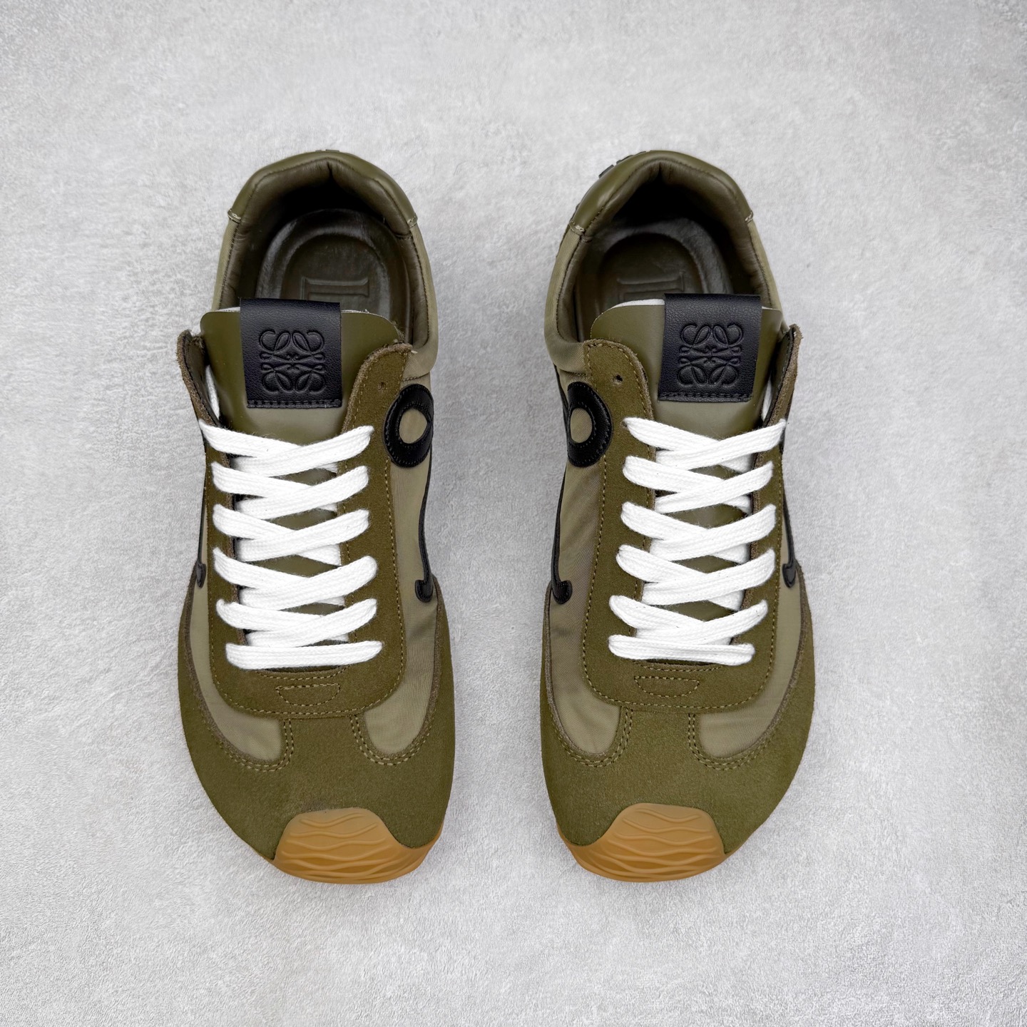 图片[2]-罗意威Loewe Ballet Runner 2.0 Sneakers 芭蕾舞2.0系列阿甘复古风德训薄底百搭休闲运动鞋 市面最高性价比 实体平台跑量 主打推荐好货 采用反绒牛皮革拼接头层皮饰片鞋面材质鞋身原装高密度防刮尼龙面料,极好柔软效果双层乳胶缓震鞋垫外部搭配轻量EVA缓震组合橡胶防滑片装外底不对称鞋头设计、袜状内部结构，轻盈橡胶外底延伸至鞋头 20 毫米鞋跟，附白色和同色系鞋带侧面饰有 L 徽标，鞋舌饰有压纹 Anagram 后跟标签饰有注塑橡胶 LOEWE 标志升级原楦型开发纸版全手工拉帮工艺成型 尺码：35 36 37 38 39 40 41 42 43 44 45-选品中心