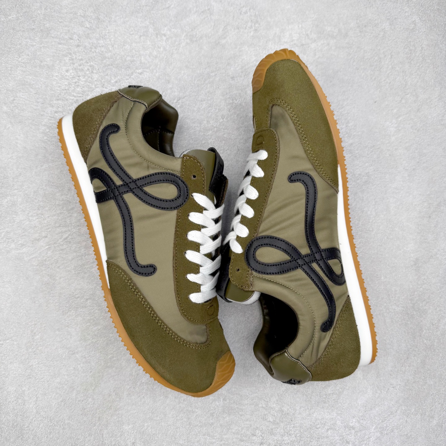 图片[3]-罗意威Loewe Ballet Runner 2.0 Sneakers 芭蕾舞2.0系列阿甘复古风德训薄底百搭休闲运动鞋 市面最高性价比 实体平台跑量 主打推荐好货 采用反绒牛皮革拼接头层皮饰片鞋面材质鞋身原装高密度防刮尼龙面料,极好柔软效果双层乳胶缓震鞋垫外部搭配轻量EVA缓震组合橡胶防滑片装外底不对称鞋头设计、袜状内部结构，轻盈橡胶外底延伸至鞋头 20 毫米鞋跟，附白色和同色系鞋带侧面饰有 L 徽标，鞋舌饰有压纹 Anagram 后跟标签饰有注塑橡胶 LOEWE 标志升级原楦型开发纸版全手工拉帮工艺成型 尺码：35 36 37 38 39 40 41 42 43 44 45-选品中心