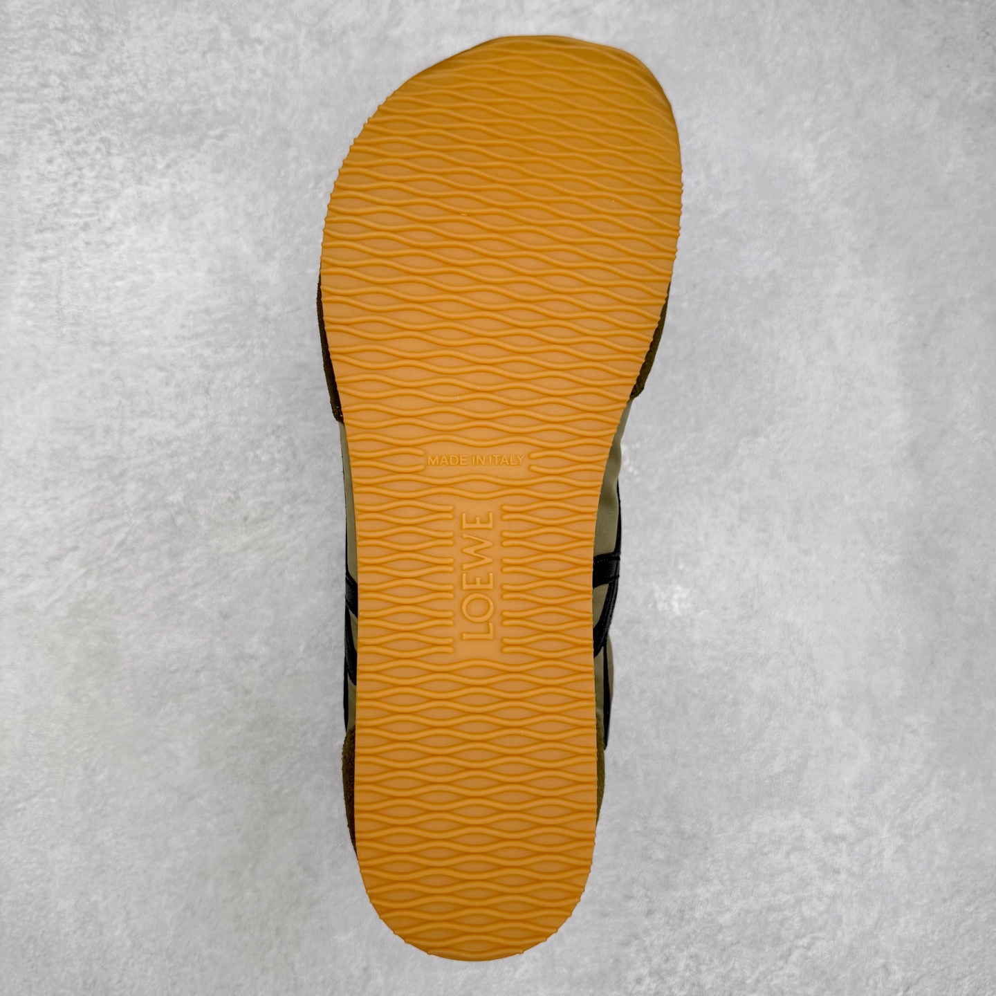 图片[9]-罗意威Loewe Ballet Runner 2.0 Sneakers 芭蕾舞2.0系列阿甘复古风德训薄底百搭休闲运动鞋 市面最高性价比 实体平台跑量 主打推荐好货 采用反绒牛皮革拼接头层皮饰片鞋面材质鞋身原装高密度防刮尼龙面料,极好柔软效果双层乳胶缓震鞋垫外部搭配轻量EVA缓震组合橡胶防滑片装外底不对称鞋头设计、袜状内部结构，轻盈橡胶外底延伸至鞋头 20 毫米鞋跟，附白色和同色系鞋带侧面饰有 L 徽标，鞋舌饰有压纹 Anagram 后跟标签饰有注塑橡胶 LOEWE 标志升级原楦型开发纸版全手工拉帮工艺成型 尺码：35 36 37 38 39 40 41 42 43 44 45-选品中心