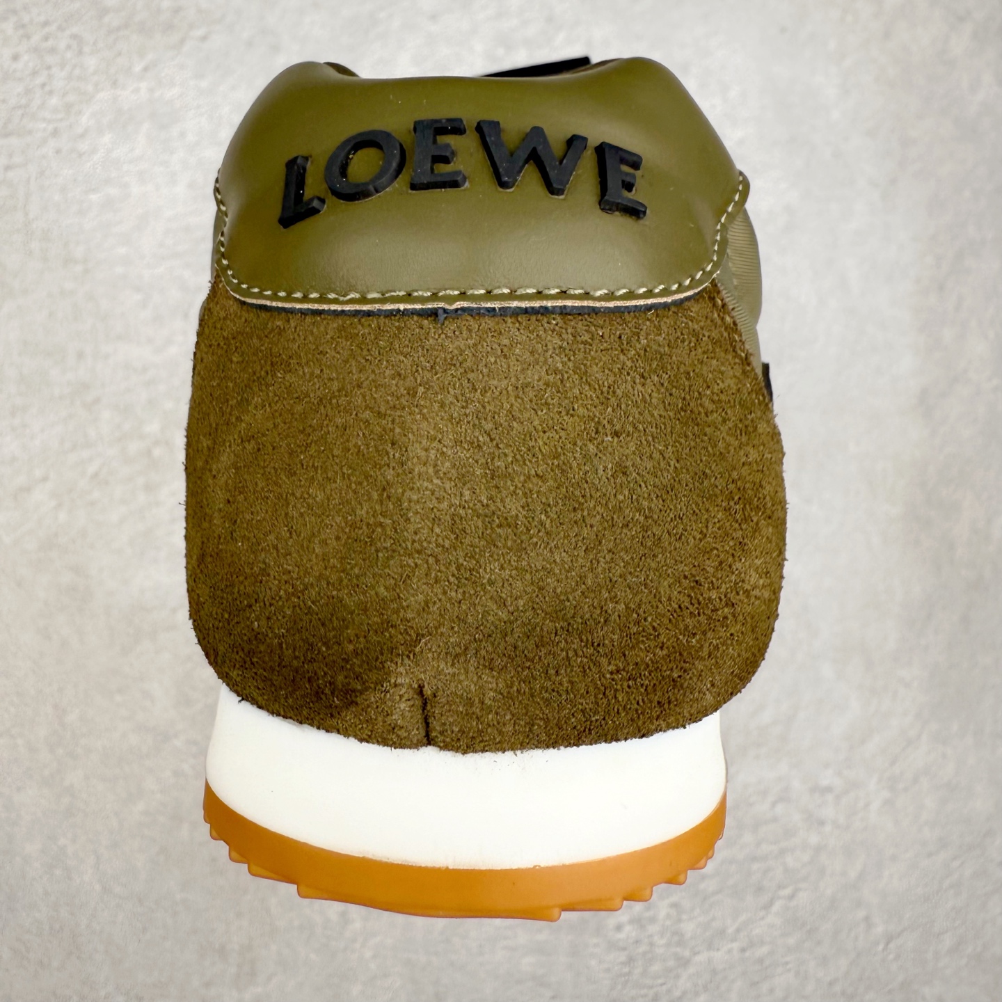 图片[8]-罗意威Loewe Ballet Runner 2.0 Sneakers 芭蕾舞2.0系列阿甘复古风德训薄底百搭休闲运动鞋 市面最高性价比 实体平台跑量 主打推荐好货 采用反绒牛皮革拼接头层皮饰片鞋面材质鞋身原装高密度防刮尼龙面料,极好柔软效果双层乳胶缓震鞋垫外部搭配轻量EVA缓震组合橡胶防滑片装外底不对称鞋头设计、袜状内部结构，轻盈橡胶外底延伸至鞋头 20 毫米鞋跟，附白色和同色系鞋带侧面饰有 L 徽标，鞋舌饰有压纹 Anagram 后跟标签饰有注塑橡胶 LOEWE 标志升级原楦型开发纸版全手工拉帮工艺成型 尺码：35 36 37 38 39 40 41 42 43 44 45-选品中心