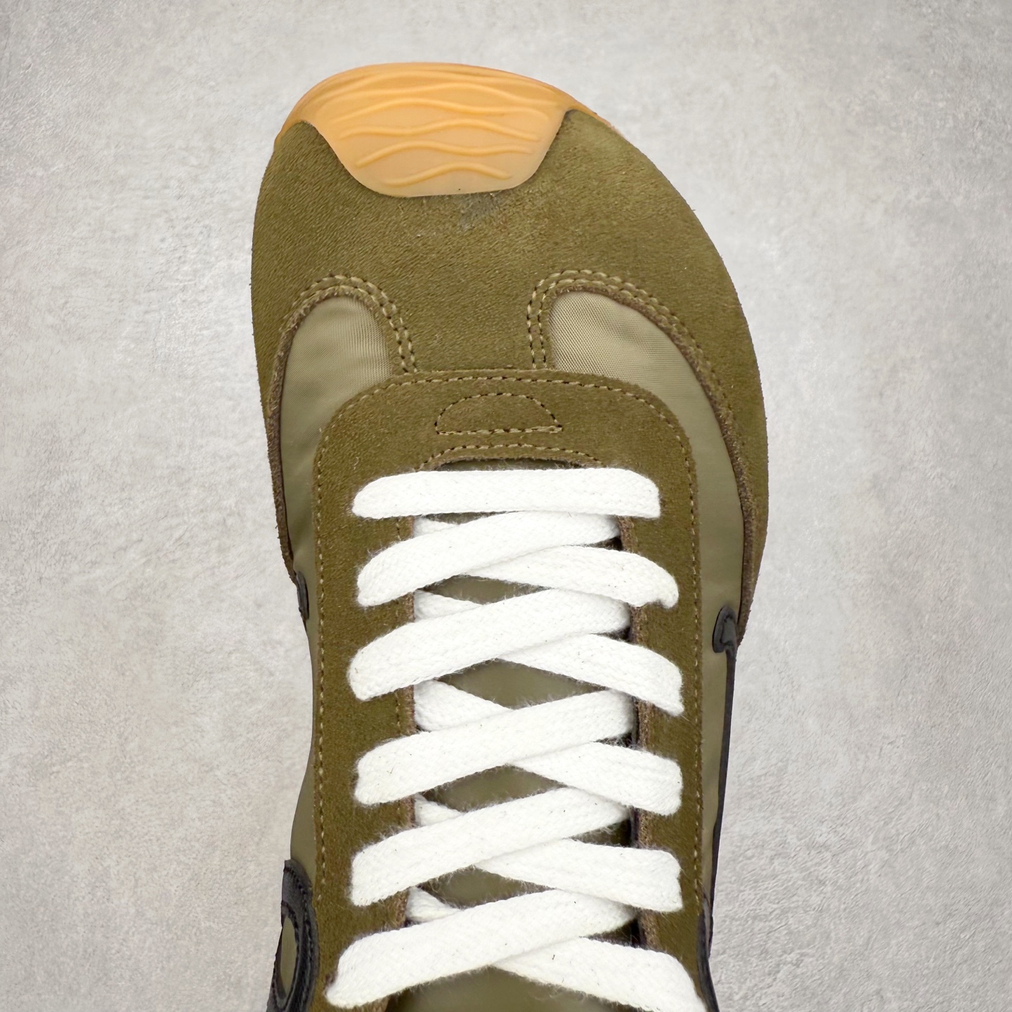 图片[4]-罗意威Loewe Ballet Runner 2.0 Sneakers 芭蕾舞2.0系列阿甘复古风德训薄底百搭休闲运动鞋 市面最高性价比 实体平台跑量 主打推荐好货 采用反绒牛皮革拼接头层皮饰片鞋面材质鞋身原装高密度防刮尼龙面料,极好柔软效果双层乳胶缓震鞋垫外部搭配轻量EVA缓震组合橡胶防滑片装外底不对称鞋头设计、袜状内部结构，轻盈橡胶外底延伸至鞋头 20 毫米鞋跟，附白色和同色系鞋带侧面饰有 L 徽标，鞋舌饰有压纹 Anagram 后跟标签饰有注塑橡胶 LOEWE 标志升级原楦型开发纸版全手工拉帮工艺成型 尺码：35 36 37 38 39 40 41 42 43 44 45-选品中心