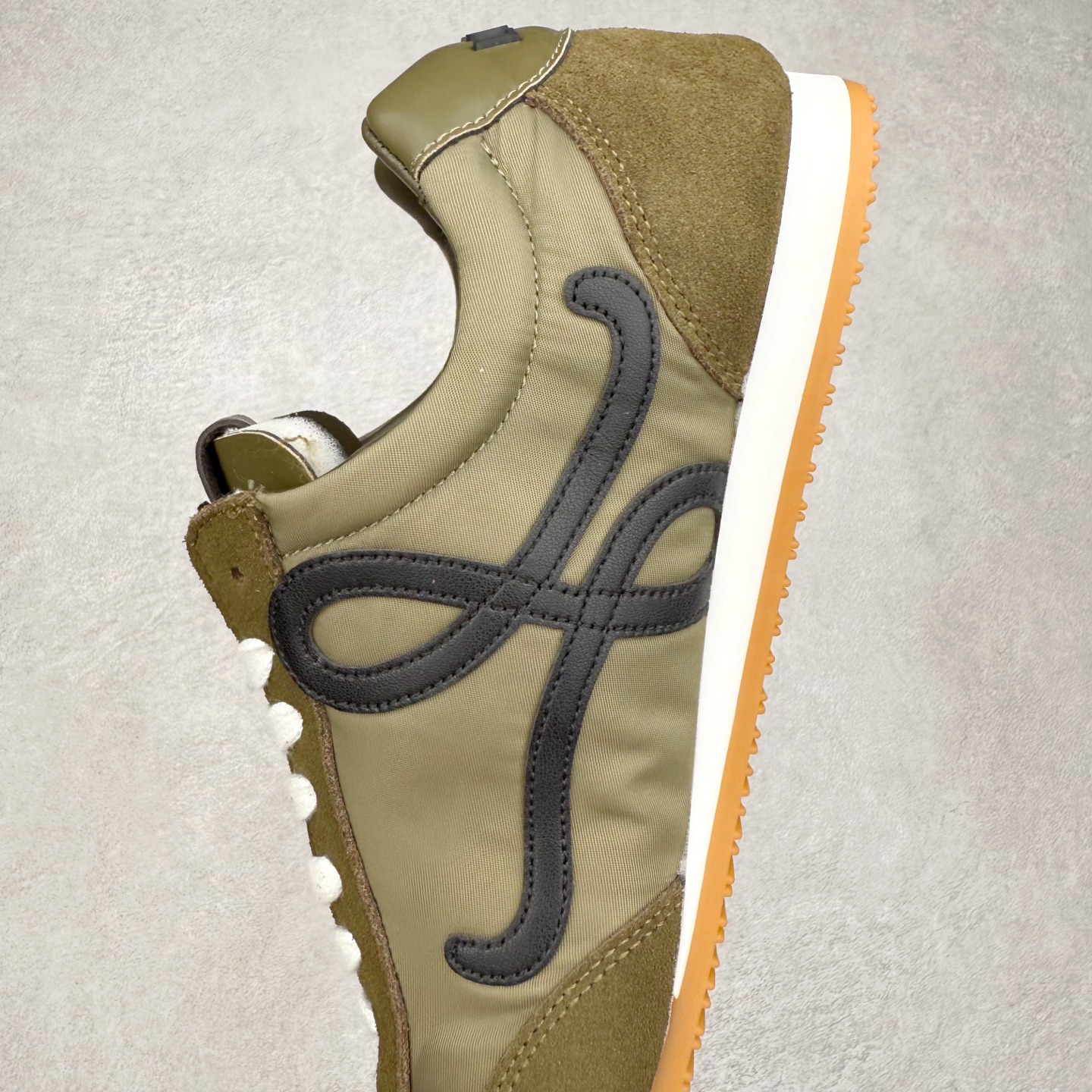 图片[7]-罗意威Loewe Ballet Runner 2.0 Sneakers 芭蕾舞2.0系列阿甘复古风德训薄底百搭休闲运动鞋 市面最高性价比 实体平台跑量 主打推荐好货 采用反绒牛皮革拼接头层皮饰片鞋面材质鞋身原装高密度防刮尼龙面料,极好柔软效果双层乳胶缓震鞋垫外部搭配轻量EVA缓震组合橡胶防滑片装外底不对称鞋头设计、袜状内部结构，轻盈橡胶外底延伸至鞋头 20 毫米鞋跟，附白色和同色系鞋带侧面饰有 L 徽标，鞋舌饰有压纹 Anagram 后跟标签饰有注塑橡胶 LOEWE 标志升级原楦型开发纸版全手工拉帮工艺成型 尺码：35 36 37 38 39 40 41 42 43 44 45-选品中心