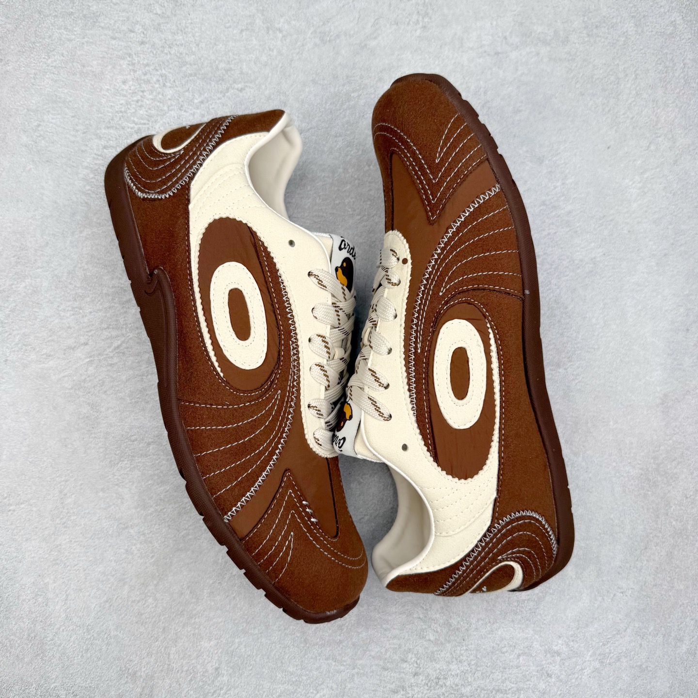 图片[3]-OLD ORDER Turbo-Lite芭蕾复古百搭德训鞋日常 防滑透气 低帮 生活休闲鞋 男女同款 OLD ORDER成立于2019年，其品牌含义为“|日秩序”——源于我们对现在过于整齐有序的环境秩序，每个人都循规蹈矩地活着产生的一种自我反省。品牌缩写为OO，即 ∞，意味着思想，格局，眼界的无穷大，足以让我们跳出现有的条条框框，将过于整齐有序的上世纪文化与未来趋势重组，让日时秩序下的自由在衣物上得以体现。而绝妙的改制手法，更是强调着我们对“抛开社会所加给人的包裹，还原本真自我”的美好追求，朋克运动和嬉皮士精神也在这个探索的过程中，与成衣设计融合为一体。实拍调校N版已经零色差零失真 百分百还原实物色彩所见即所得 不存在货不对板色差等低级问题 选购参考实物拍摄 不混卖不参货 只用心做好货严格选品 承诺混一赔十 尺码：36 36.5 37.5 38 38.5 39 40 40.5 41 42 42.5 43 44 44.5 45-选品中心