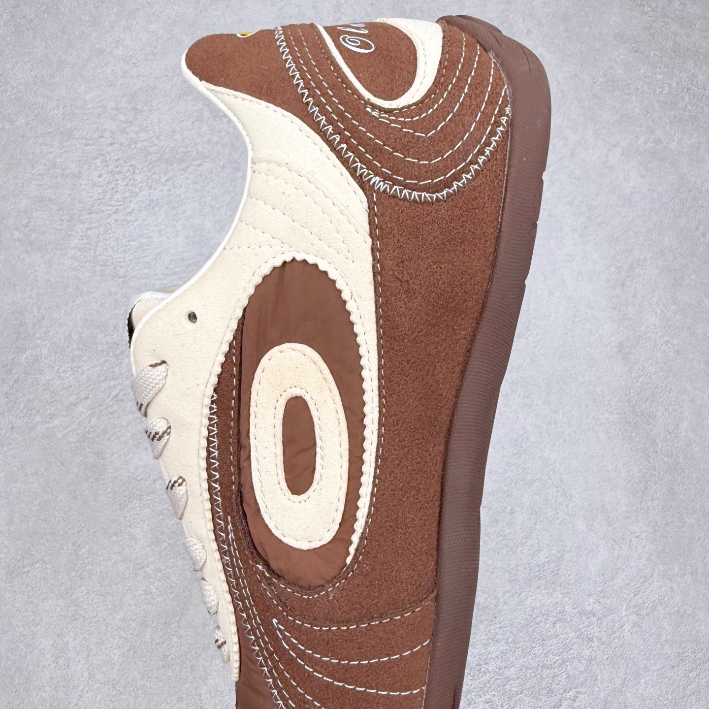 图片[7]-OLD ORDER Turbo-Lite芭蕾复古百搭德训鞋日常 防滑透气 低帮 生活休闲鞋 男女同款 OLD ORDER成立于2019年，其品牌含义为“|日秩序”——源于我们对现在过于整齐有序的环境秩序，每个人都循规蹈矩地活着产生的一种自我反省。品牌缩写为OO，即 ∞，意味着思想，格局，眼界的无穷大，足以让我们跳出现有的条条框框，将过于整齐有序的上世纪文化与未来趋势重组，让日时秩序下的自由在衣物上得以体现。而绝妙的改制手法，更是强调着我们对“抛开社会所加给人的包裹，还原本真自我”的美好追求，朋克运动和嬉皮士精神也在这个探索的过程中，与成衣设计融合为一体。实拍调校N版已经零色差零失真 百分百还原实物色彩所见即所得 不存在货不对板色差等低级问题 选购参考实物拍摄 不混卖不参货 只用心做好货严格选品 承诺混一赔十 尺码：36 36.5 37.5 38 38.5 39 40 40.5 41 42 42.5 43 44 44.5 45-选品中心