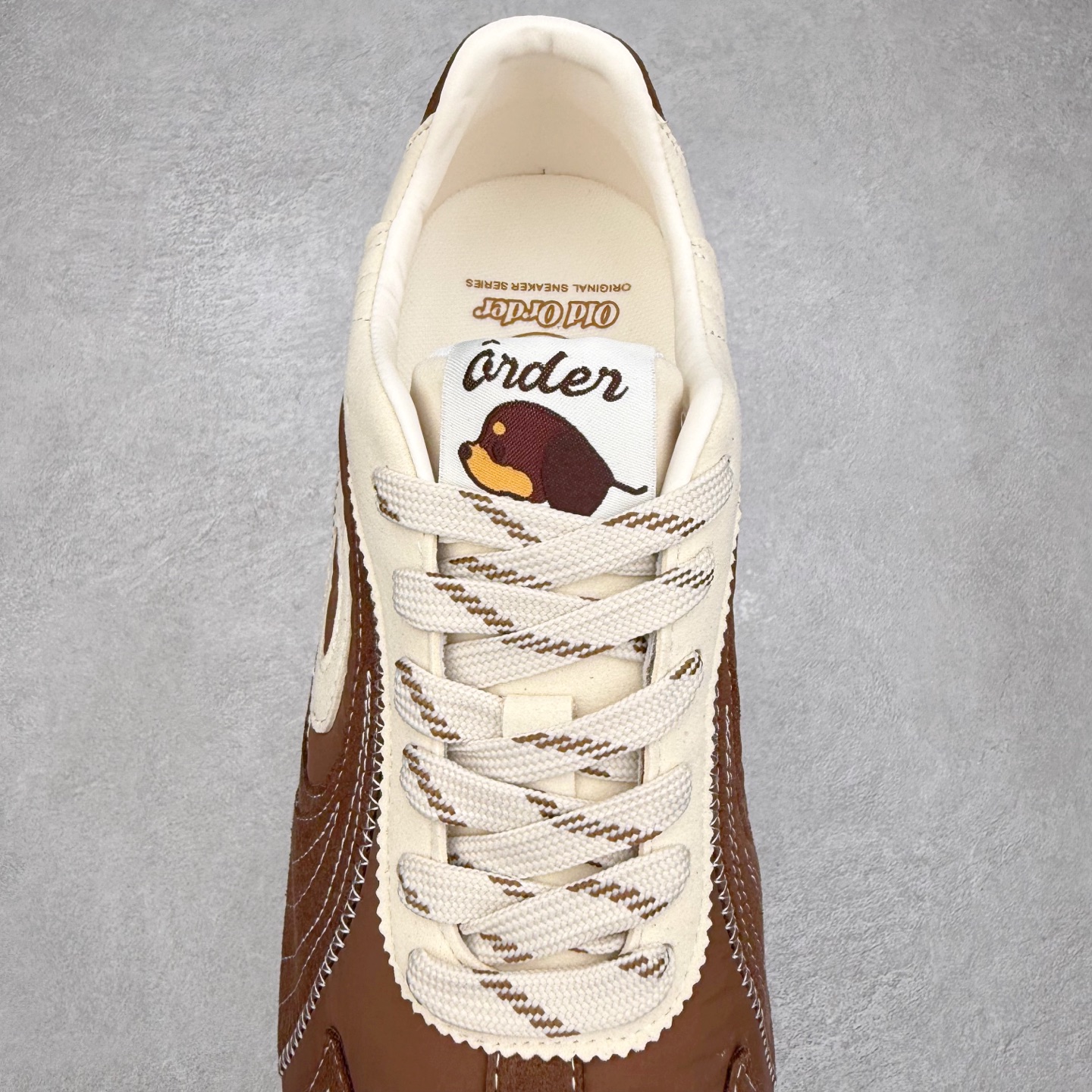 图片[5]-OLD ORDER Turbo-Lite芭蕾复古百搭德训鞋日常 防滑透气 低帮 生活休闲鞋 男女同款 OLD ORDER成立于2019年，其品牌含义为“|日秩序”——源于我们对现在过于整齐有序的环境秩序，每个人都循规蹈矩地活着产生的一种自我反省。品牌缩写为OO，即 ∞，意味着思想，格局，眼界的无穷大，足以让我们跳出现有的条条框框，将过于整齐有序的上世纪文化与未来趋势重组，让日时秩序下的自由在衣物上得以体现。而绝妙的改制手法，更是强调着我们对“抛开社会所加给人的包裹，还原本真自我”的美好追求，朋克运动和嬉皮士精神也在这个探索的过程中，与成衣设计融合为一体。实拍调校N版已经零色差零失真 百分百还原实物色彩所见即所得 不存在货不对板色差等低级问题 选购参考实物拍摄 不混卖不参货 只用心做好货严格选品 承诺混一赔十 尺码：36 36.5 37.5 38 38.5 39 40 40.5 41 42 42.5 43 44 44.5 45-选品中心