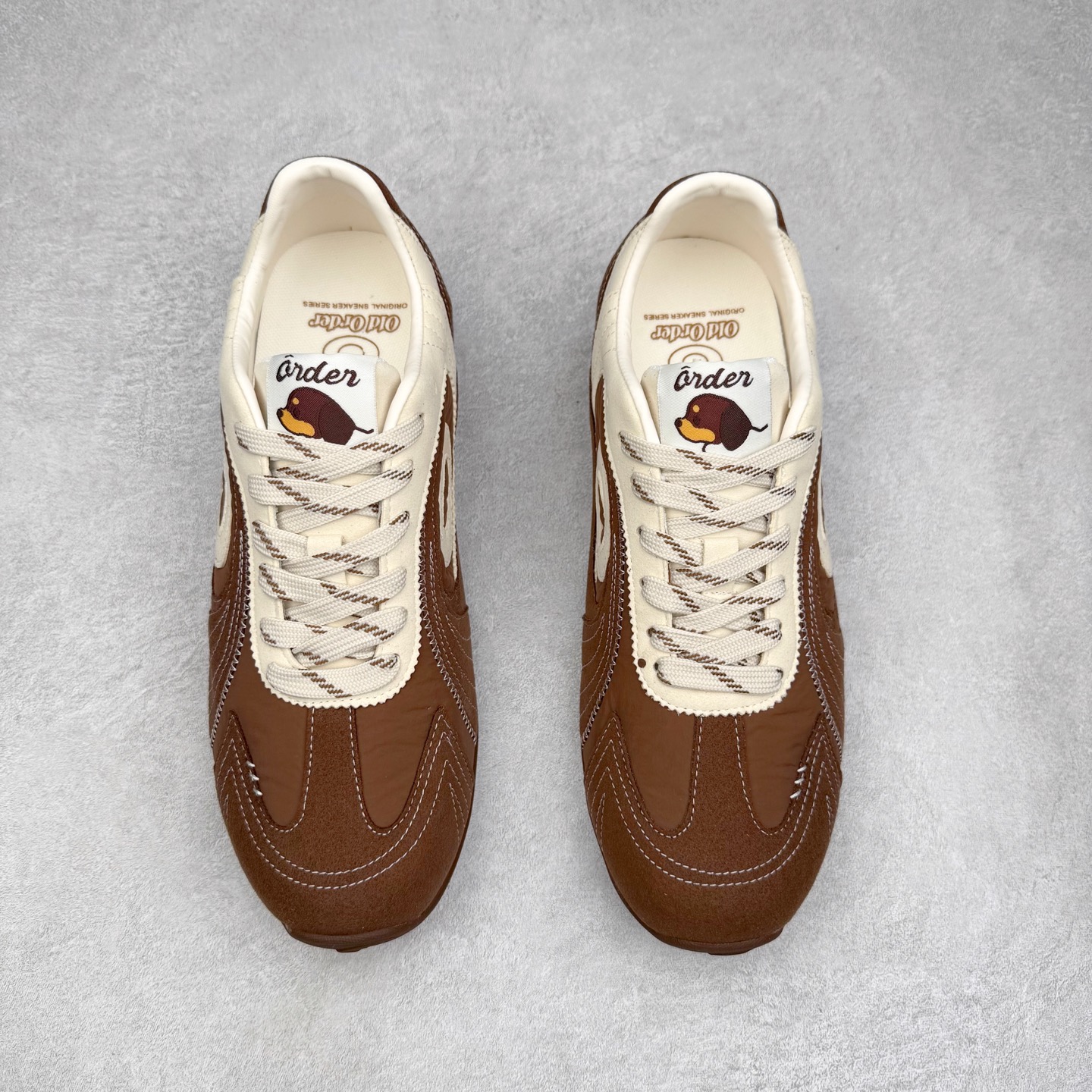 图片[2]-OLD ORDER Turbo-Lite芭蕾复古百搭德训鞋日常 防滑透气 低帮 生活休闲鞋 男女同款 OLD ORDER成立于2019年，其品牌含义为“|日秩序”——源于我们对现在过于整齐有序的环境秩序，每个人都循规蹈矩地活着产生的一种自我反省。品牌缩写为OO，即 ∞，意味着思想，格局，眼界的无穷大，足以让我们跳出现有的条条框框，将过于整齐有序的上世纪文化与未来趋势重组，让日时秩序下的自由在衣物上得以体现。而绝妙的改制手法，更是强调着我们对“抛开社会所加给人的包裹，还原本真自我”的美好追求，朋克运动和嬉皮士精神也在这个探索的过程中，与成衣设计融合为一体。实拍调校N版已经零色差零失真 百分百还原实物色彩所见即所得 不存在货不对板色差等低级问题 选购参考实物拍摄 不混卖不参货 只用心做好货严格选品 承诺混一赔十 尺码：36 36.5 37.5 38 38.5 39 40 40.5 41 42 42.5 43 44 44.5 45-选品中心