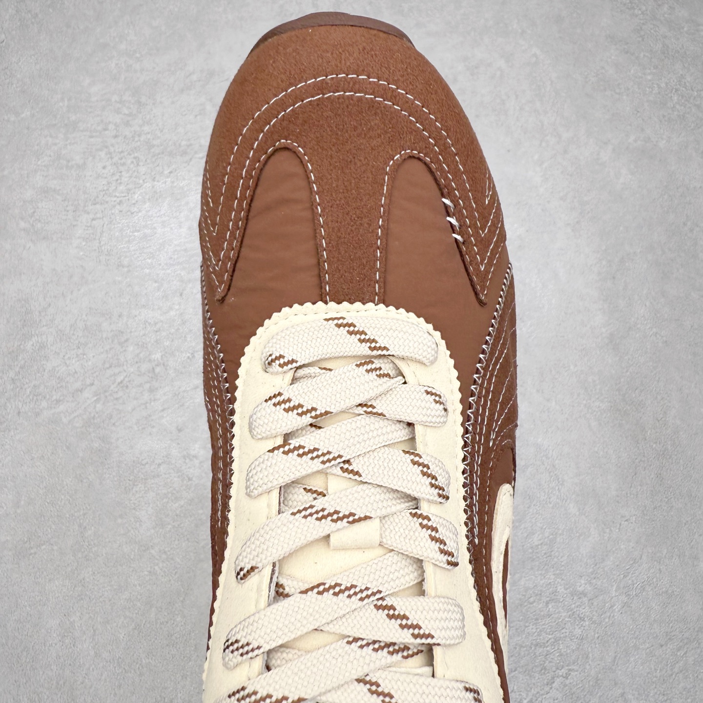 图片[4]-OLD ORDER Turbo-Lite芭蕾复古百搭德训鞋日常 防滑透气 低帮 生活休闲鞋 男女同款 OLD ORDER成立于2019年，其品牌含义为“|日秩序”——源于我们对现在过于整齐有序的环境秩序，每个人都循规蹈矩地活着产生的一种自我反省。品牌缩写为OO，即 ∞，意味着思想，格局，眼界的无穷大，足以让我们跳出现有的条条框框，将过于整齐有序的上世纪文化与未来趋势重组，让日时秩序下的自由在衣物上得以体现。而绝妙的改制手法，更是强调着我们对“抛开社会所加给人的包裹，还原本真自我”的美好追求，朋克运动和嬉皮士精神也在这个探索的过程中，与成衣设计融合为一体。实拍调校N版已经零色差零失真 百分百还原实物色彩所见即所得 不存在货不对板色差等低级问题 选购参考实物拍摄 不混卖不参货 只用心做好货严格选品 承诺混一赔十 尺码：36 36.5 37.5 38 38.5 39 40 40.5 41 42 42.5 43 44 44.5 45-选品中心