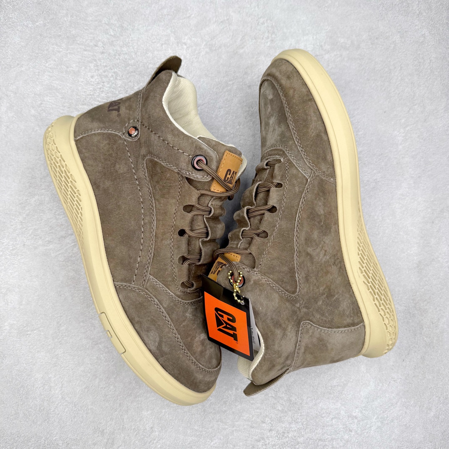 图片[3]-CAT/卡特 硬汉推土机品牌 秋冬经典款 户外百搭中帮休闲马丁靴 #广东大厂品质 官网常年主打款 时尚潮流搭配 面料釆用意大利进口麂牛皮 全鞋真牛皮材料 大底到五金都是代工厂原材料制作 好货不杀猪 首单质量严格把控 全套官网统一包装 今年冬季防寒户外专用 日常随意搭配 型男必备 货号：P727922 尺码：39 40 41 42 43 44（标准码）-选品中心