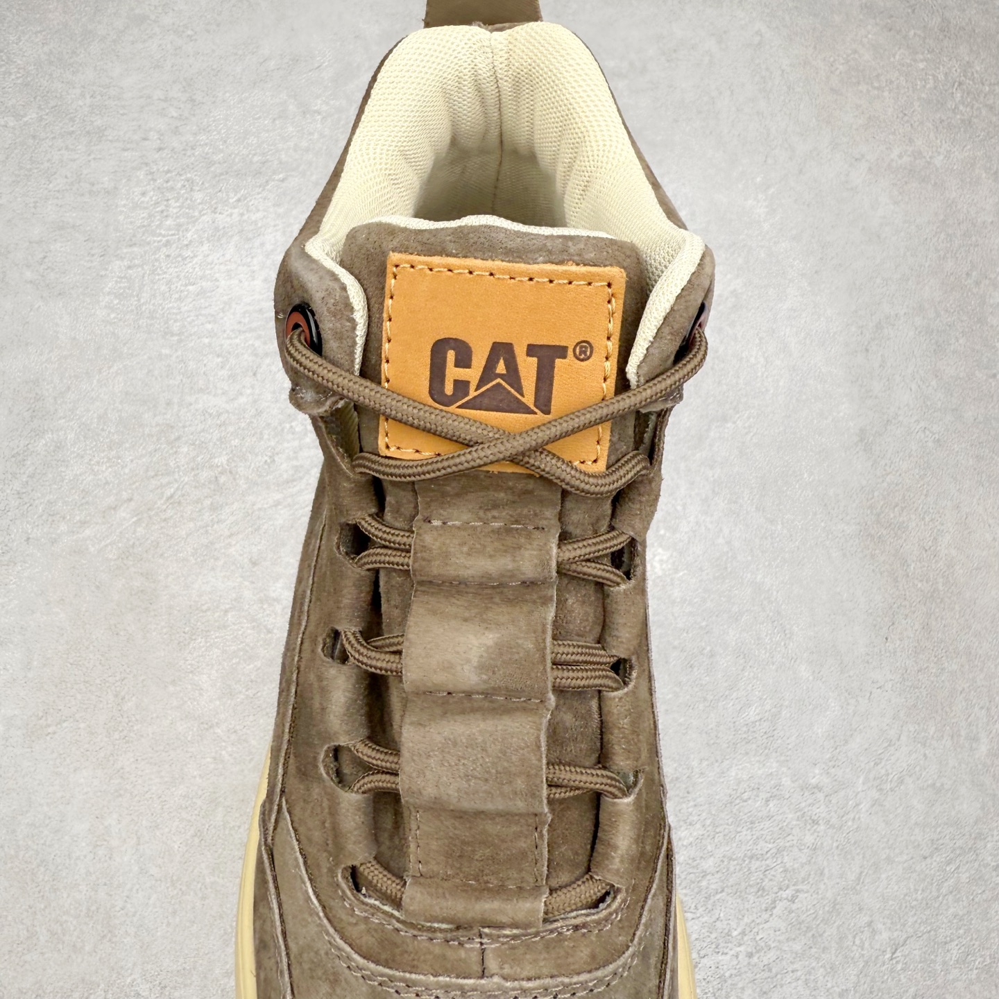 图片[5]-CAT/卡特 硬汉推土机品牌 秋冬经典款 户外百搭中帮休闲马丁靴 #广东大厂品质 官网常年主打款 时尚潮流搭配 面料釆用意大利进口麂牛皮 全鞋真牛皮材料 大底到五金都是代工厂原材料制作 好货不杀猪 首单质量严格把控 全套官网统一包装 今年冬季防寒户外专用 日常随意搭配 型男必备 货号：P727922 尺码：39 40 41 42 43 44（标准码）-选品中心