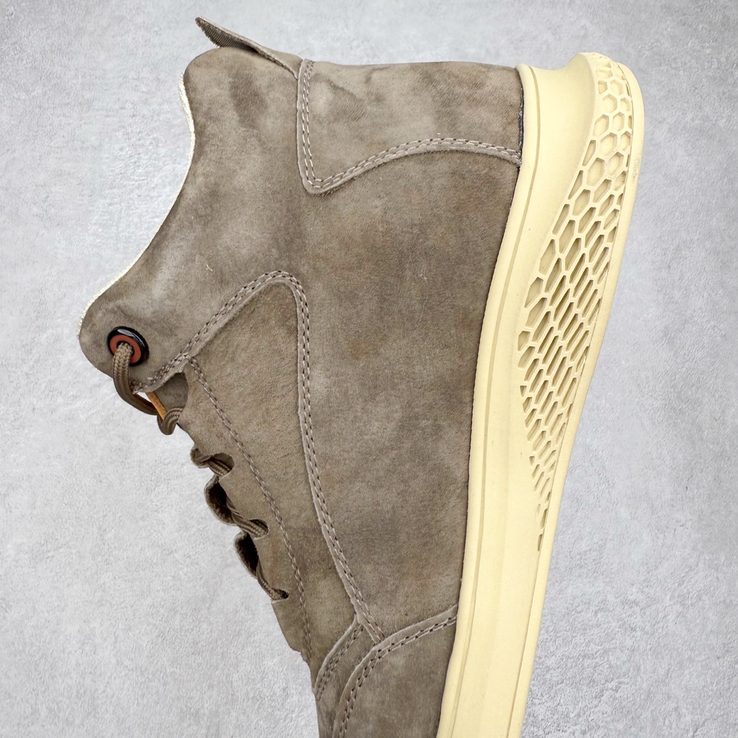 图片[7]-CAT/卡特 硬汉推土机品牌 秋冬经典款 户外百搭中帮休闲马丁靴 #广东大厂品质 官网常年主打款 时尚潮流搭配 面料釆用意大利进口麂牛皮 全鞋真牛皮材料 大底到五金都是代工厂原材料制作 好货不杀猪 首单质量严格把控 全套官网统一包装 今年冬季防寒户外专用 日常随意搭配 型男必备 货号：P727922 尺码：39 40 41 42 43 44（标准码）-选品中心