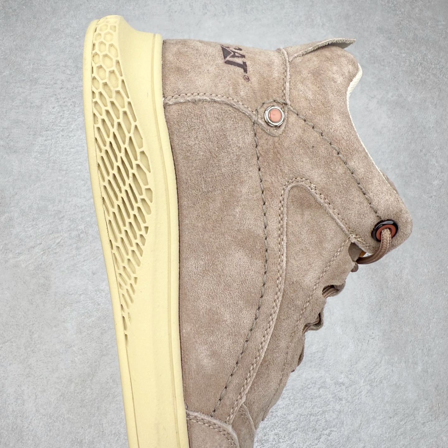 图片[6]-CAT/卡特 硬汉推土机品牌 秋冬经典款 户外百搭中帮休闲马丁靴 #广东大厂品质 官网常年主打款 时尚潮流搭配 面料釆用意大利进口麂牛皮 全鞋真牛皮材料 大底到五金都是代工厂原材料制作 好货不杀猪 首单质量严格把控 全套官网统一包装 今年冬季防寒户外专用 日常随意搭配 型男必备 货号：P727922 尺码：39 40 41 42 43 44（标准码）-选品中心