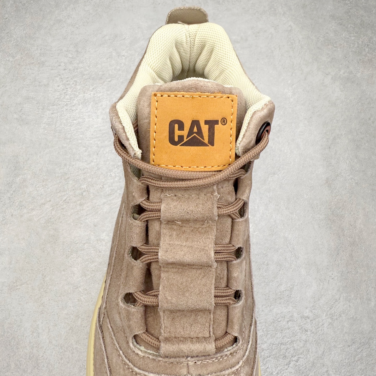 图片[5]-CAT/卡特 硬汉推土机品牌 秋冬经典款 户外百搭中帮休闲马丁靴 #广东大厂品质 官网常年主打款 时尚潮流搭配 面料釆用意大利进口麂牛皮 全鞋真牛皮材料 大底到五金都是代工厂原材料制作 好货不杀猪 首单质量严格把控 全套官网统一包装 今年冬季防寒户外专用 日常随意搭配 型男必备 货号：P727922 尺码：39 40 41 42 43 44（标准码）-选品中心