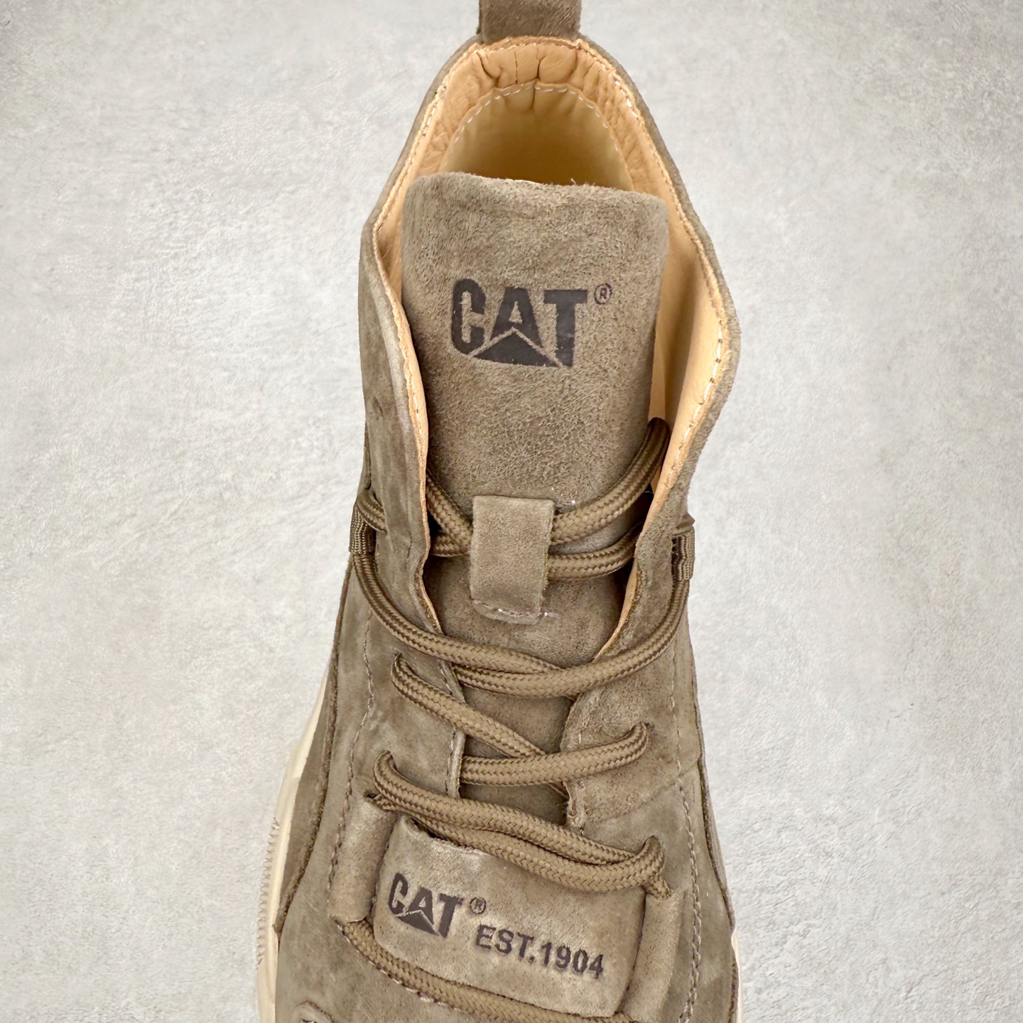 图片[5]-CAT/卡特 硬汉推土机品牌 秋冬经典款 户外百搭中帮休闲马丁靴 #广东大厂品质 官网常年主打款 时尚潮流搭配 面料釆用意大利进口麂牛皮 全鞋真牛皮材料 大底到五金都是代工厂原材料制作 好货不杀猪 首单质量严格把控 全套官网统一包装 今年冬季防寒户外专用 日常随意搭配 型男必备 货号：P727922 尺码：39 40 41 42 43 44（标准码）-选品中心