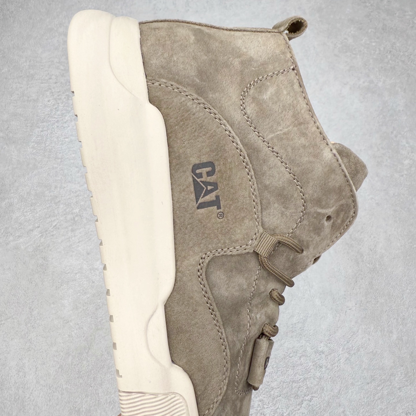 图片[6]-CAT/卡特 硬汉推土机品牌 秋冬经典款 户外百搭中帮休闲马丁靴 #广东大厂品质 官网常年主打款 时尚潮流搭配 面料釆用意大利进口麂牛皮 全鞋真牛皮材料 大底到五金都是代工厂原材料制作 好货不杀猪 首单质量严格把控 全套官网统一包装 今年冬季防寒户外专用 日常随意搭配 型男必备 货号：P727922 尺码：39 40 41 42 43 44（标准码）-选品中心