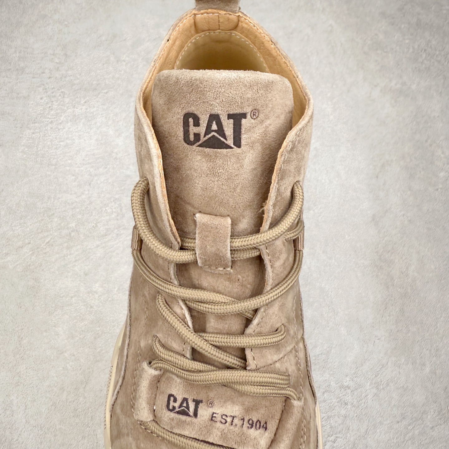 图片[5]-CAT/卡特 硬汉推土机品牌 秋冬经典款 户外百搭中帮休闲马丁靴 #广东大厂品质 官网常年主打款 时尚潮流搭配 面料釆用意大利进口麂牛皮 全鞋真牛皮材料 大底到五金都是代工厂原材料制作 好货不杀猪 首单质量严格把控 全套官网统一包装 今年冬季防寒户外专用 日常随意搭配 型男必备 货号：P727922 尺码：39 40 41 42 43 44（标准码）-选品中心