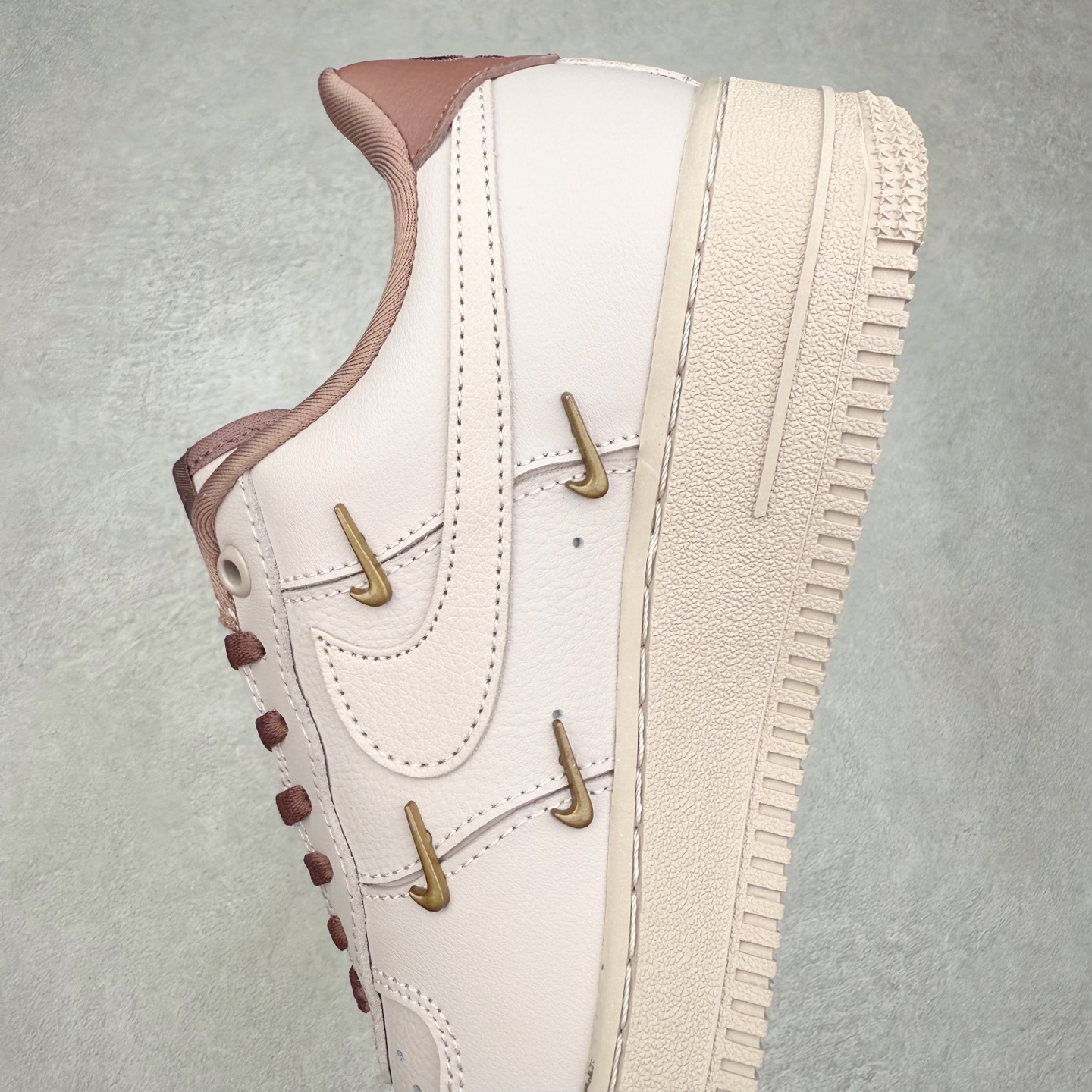 图片[7]-NK Air Force 1´07 Low 空军一号低帮百搭休闲运动板鞋 HF0735-001 柔软、弹性十足的缓震性能和出色的中底设计 横跨复古与现代的外型结合 造就出风靡全球 三十多年的Force 1 直到今天还深受青睐 实拍调校N版已经零色差零失真 百分百还原实物色彩所见即所得 不存在货不对板色差等低级问题 选购参考实物拍摄 不混卖不参货 只用心做好货严格选品 承诺混一赔十 尺码：36 36.5 37.5 38 38.5 39 40 40.5 41 42 42.5 43 44 44.5 45-选品中心