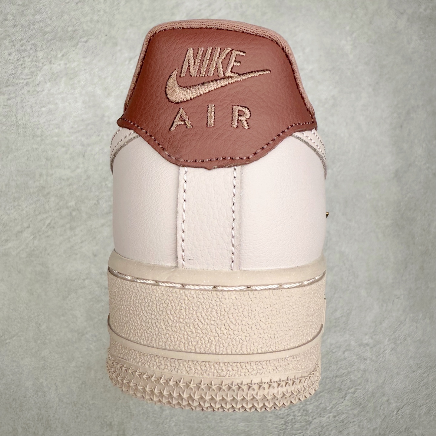 图片[8]-NK Air Force 1´07 Low 空军一号低帮百搭休闲运动板鞋 HF0735-001 柔软、弹性十足的缓震性能和出色的中底设计 横跨复古与现代的外型结合 造就出风靡全球 三十多年的Force 1 直到今天还深受青睐 实拍调校N版已经零色差零失真 百分百还原实物色彩所见即所得 不存在货不对板色差等低级问题 选购参考实物拍摄 不混卖不参货 只用心做好货严格选品 承诺混一赔十 尺码：36 36.5 37.5 38 38.5 39 40 40.5 41 42 42.5 43 44 44.5 45-选品中心