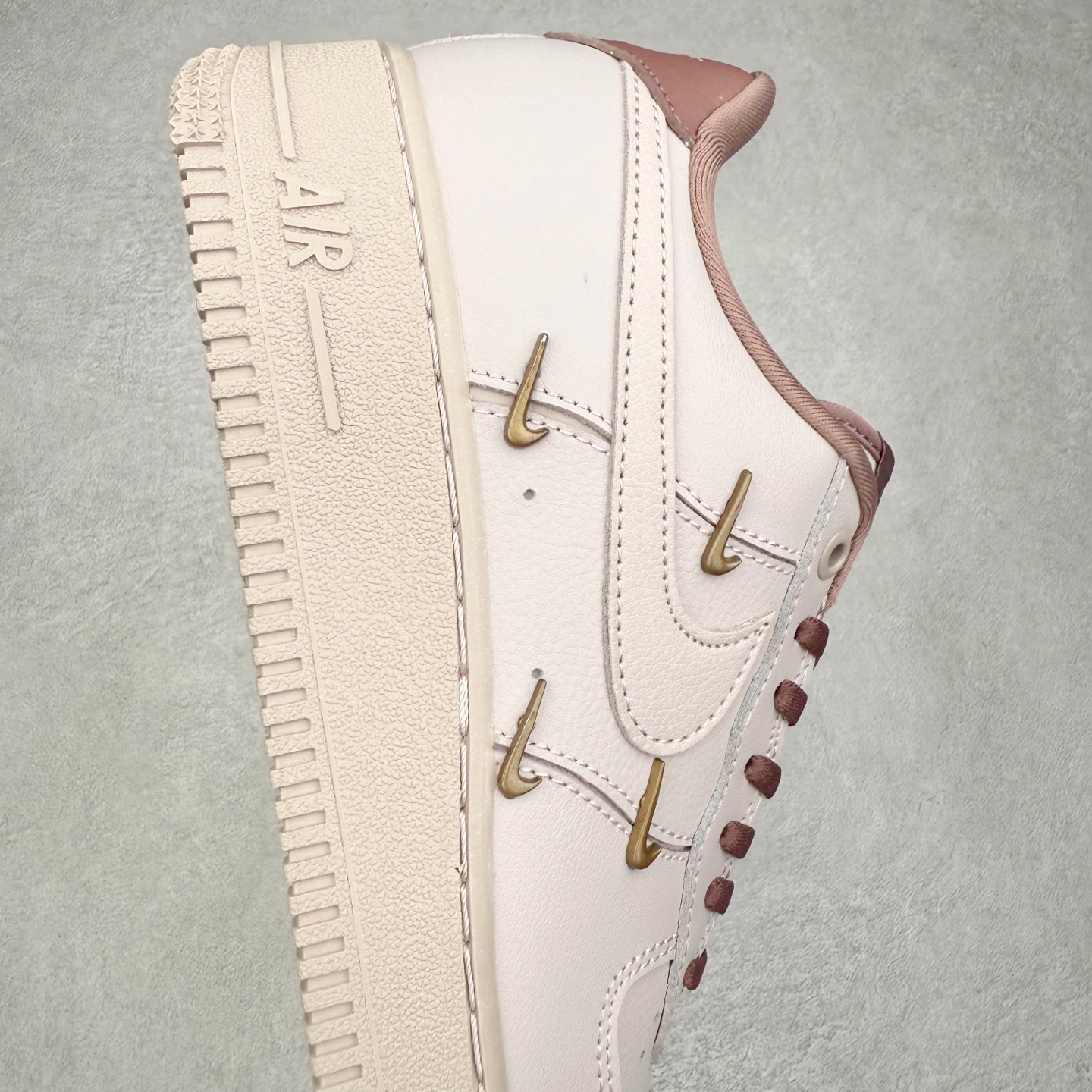 图片[6]-NK Air Force 1´07 Low 空军一号低帮百搭休闲运动板鞋 HF0735-001 柔软、弹性十足的缓震性能和出色的中底设计 横跨复古与现代的外型结合 造就出风靡全球 三十多年的Force 1 直到今天还深受青睐 实拍调校N版已经零色差零失真 百分百还原实物色彩所见即所得 不存在货不对板色差等低级问题 选购参考实物拍摄 不混卖不参货 只用心做好货严格选品 承诺混一赔十 尺码：36 36.5 37.5 38 38.5 39 40 40.5 41 42 42.5 43 44 44.5 45-选品中心