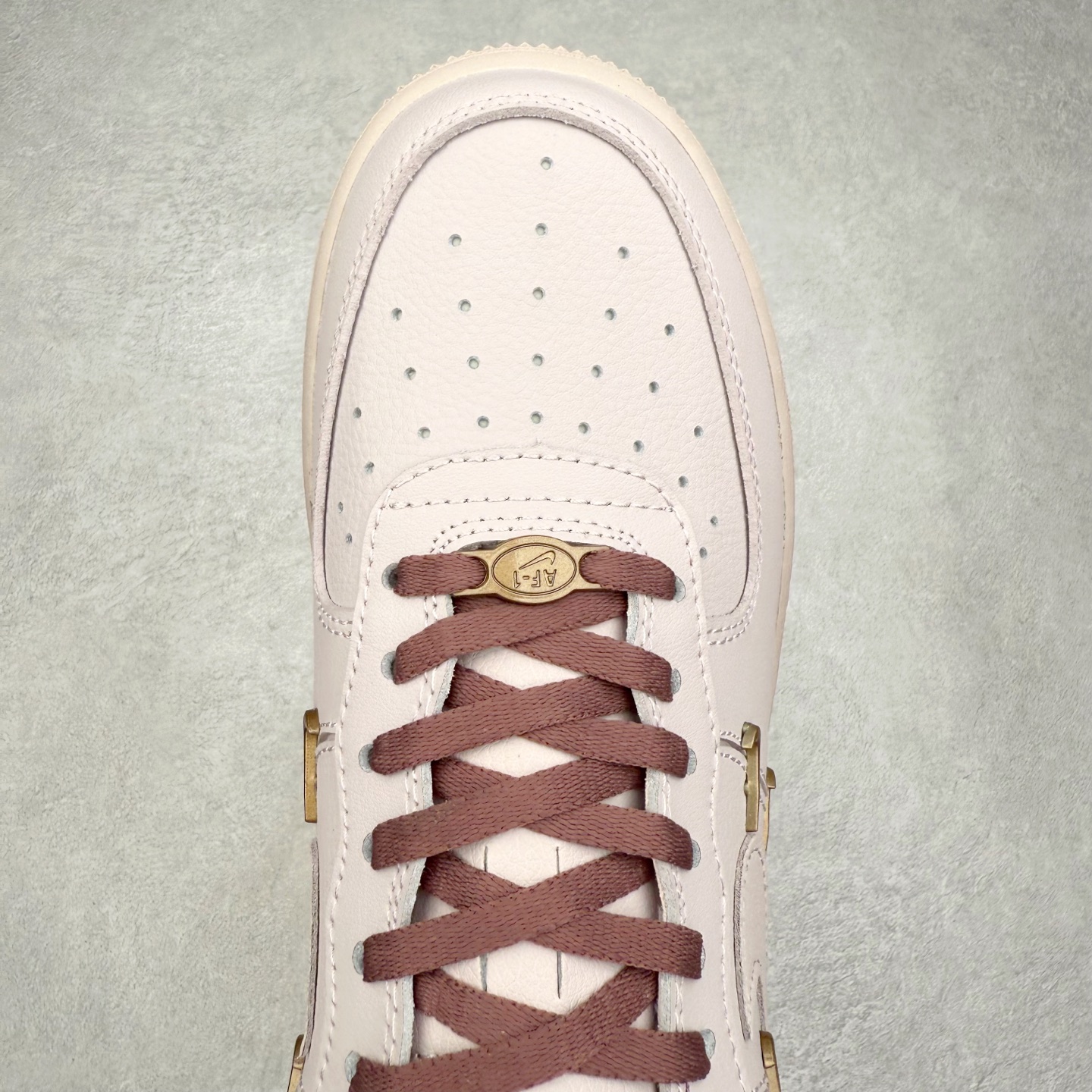 图片[4]-NK Air Force 1´07 Low 空军一号低帮百搭休闲运动板鞋 HF0735-001 柔软、弹性十足的缓震性能和出色的中底设计 横跨复古与现代的外型结合 造就出风靡全球 三十多年的Force 1 直到今天还深受青睐 实拍调校N版已经零色差零失真 百分百还原实物色彩所见即所得 不存在货不对板色差等低级问题 选购参考实物拍摄 不混卖不参货 只用心做好货严格选品 承诺混一赔十 尺码：36 36.5 37.5 38 38.5 39 40 40.5 41 42 42.5 43 44 44.5 45-选品中心