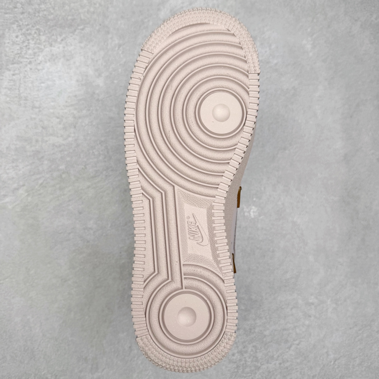 图片[9]-NK Air Force 1´07 Low 空军一号低帮百搭休闲运动板鞋 HF0735-001 柔软、弹性十足的缓震性能和出色的中底设计 横跨复古与现代的外型结合 造就出风靡全球 三十多年的Force 1 直到今天还深受青睐 实拍调校N版已经零色差零失真 百分百还原实物色彩所见即所得 不存在货不对板色差等低级问题 选购参考实物拍摄 不混卖不参货 只用心做好货严格选品 承诺混一赔十 尺码：36 36.5 37.5 38 38.5 39 40 40.5 41 42 42.5 43 44 44.5 45-选品中心