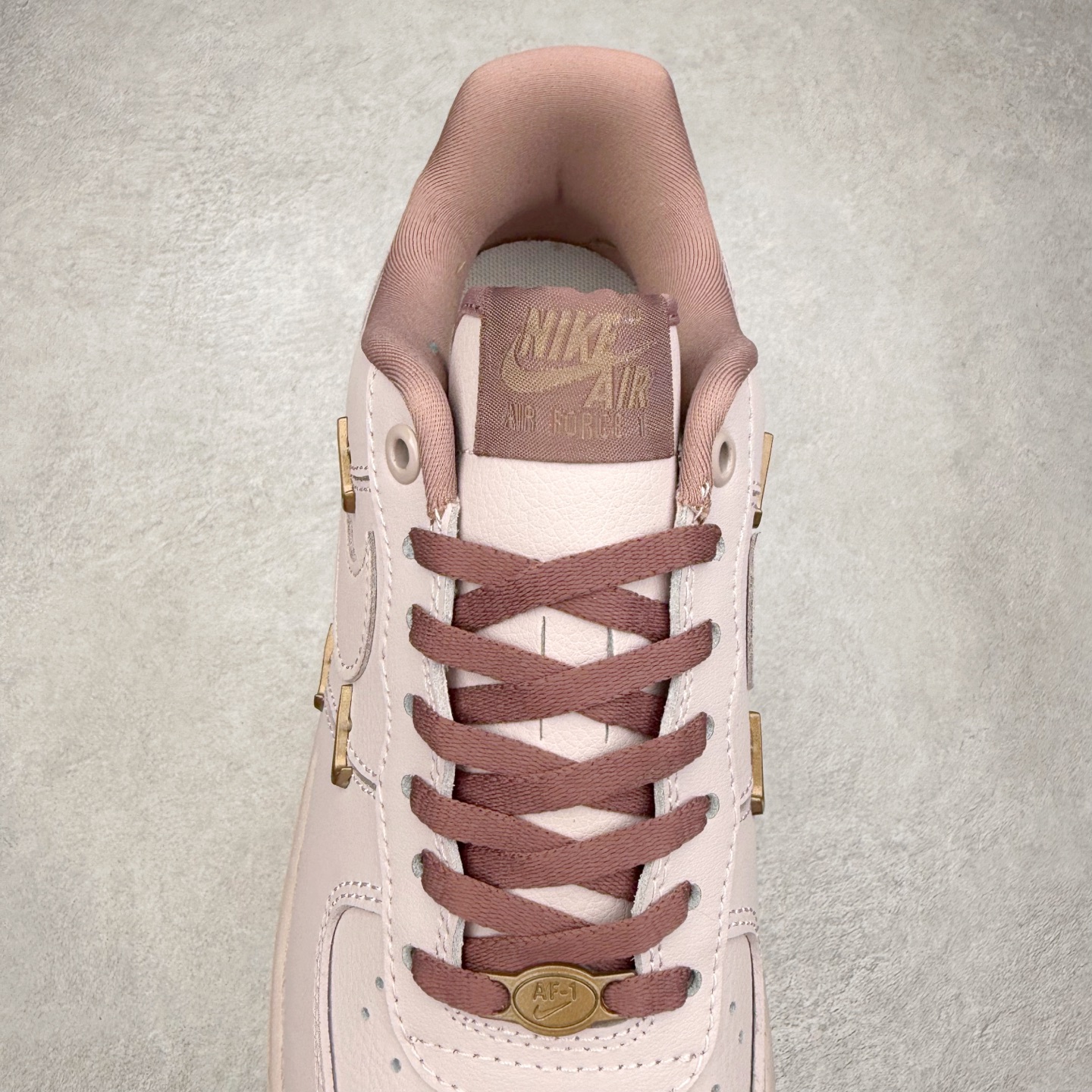 图片[5]-NK Air Force 1´07 Low 空军一号低帮百搭休闲运动板鞋 HF0735-001 柔软、弹性十足的缓震性能和出色的中底设计 横跨复古与现代的外型结合 造就出风靡全球 三十多年的Force 1 直到今天还深受青睐 实拍调校N版已经零色差零失真 百分百还原实物色彩所见即所得 不存在货不对板色差等低级问题 选购参考实物拍摄 不混卖不参货 只用心做好货严格选品 承诺混一赔十 尺码：36 36.5 37.5 38 38.5 39 40 40.5 41 42 42.5 43 44 44.5 45-选品中心