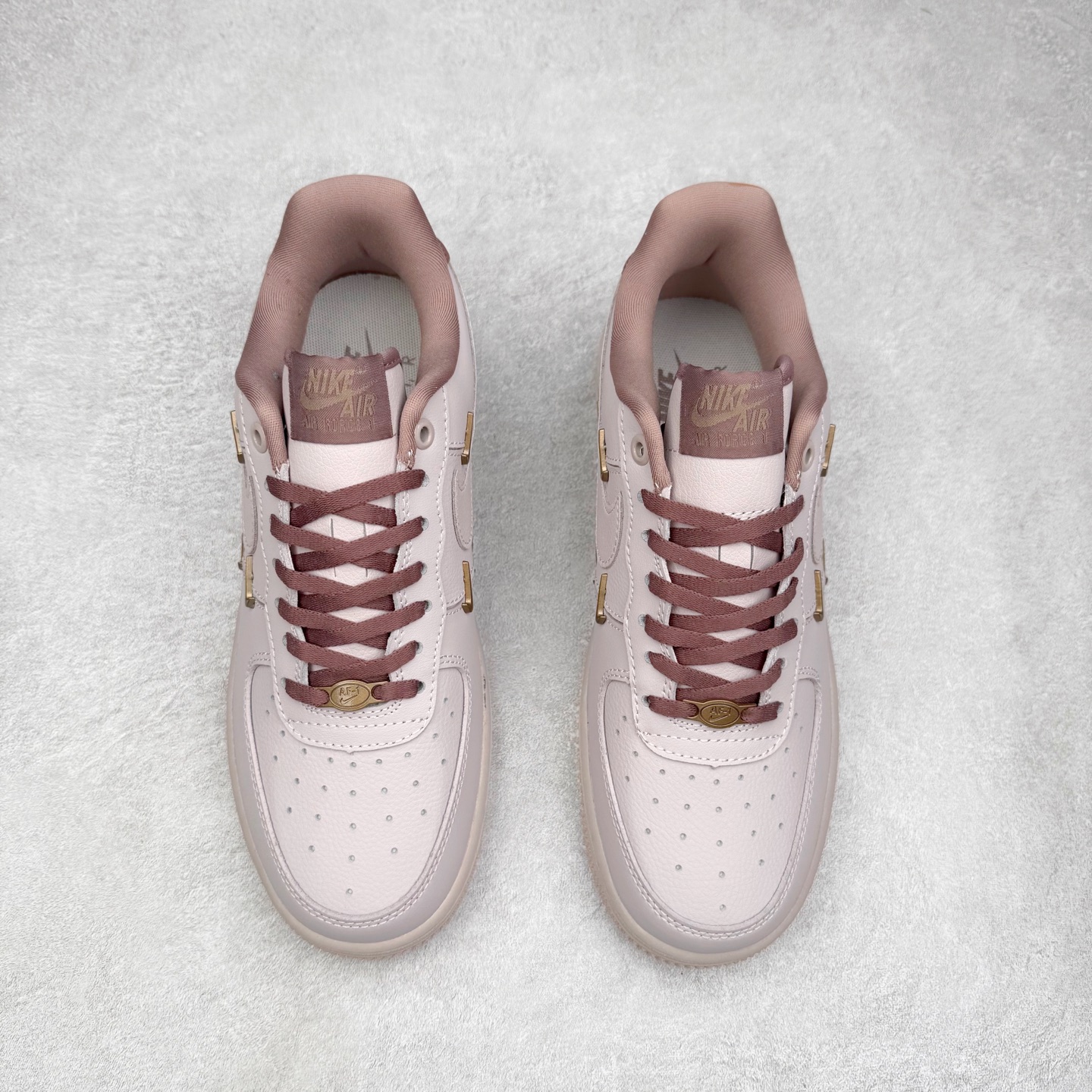 图片[2]-NK Air Force 1´07 Low 空军一号低帮百搭休闲运动板鞋 HF0735-001 柔软、弹性十足的缓震性能和出色的中底设计 横跨复古与现代的外型结合 造就出风靡全球 三十多年的Force 1 直到今天还深受青睐 实拍调校N版已经零色差零失真 百分百还原实物色彩所见即所得 不存在货不对板色差等低级问题 选购参考实物拍摄 不混卖不参货 只用心做好货严格选品 承诺混一赔十 尺码：36 36.5 37.5 38 38.5 39 40 40.5 41 42 42.5 43 44 44.5 45-选品中心