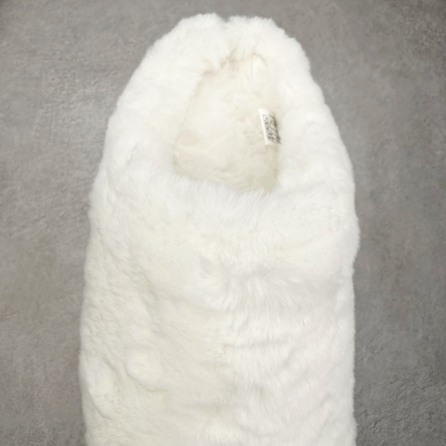 图片[5]-alo yoga Recovery Mode 舒适简约 静音防磨包头拖鞋 男女同款 象牙白 品牌故事Alo Yoga于2007年创立于洛杉矶，意在传播有意识的运动，同时激发人们的健康识与创造力。品牌的核心理念在于制作能够带来完美体验的瑜伽服饰与功能性单品，让有意识的运动融入并改变生活。Alo Yoga将其设计延伸到日常服饰概念，坚持不懈地捕捉当代时尚潮流，将品牌的运动美学理念、精致前卫的设计与舒适功能面料完美结合。与此同时，Alo Yoga的设计受到了时尚界人士与名人们的追捧，Talor Swift、Kendall Jenner等街拍照片中都曾出现品牌不同单品的身影。实拍调校N版已经零色差零失真 百分百还原实物色彩所见即所得 不存在货不对板色差等低级问题 选购参考实物拍摄 不混卖不参货 只用心做好货严格选品 承诺混一赔十 尺码：36 36.5 37.5 38 38.5 39 40 40.5 41 42 42.5 43 44 44.5 45-选品中心