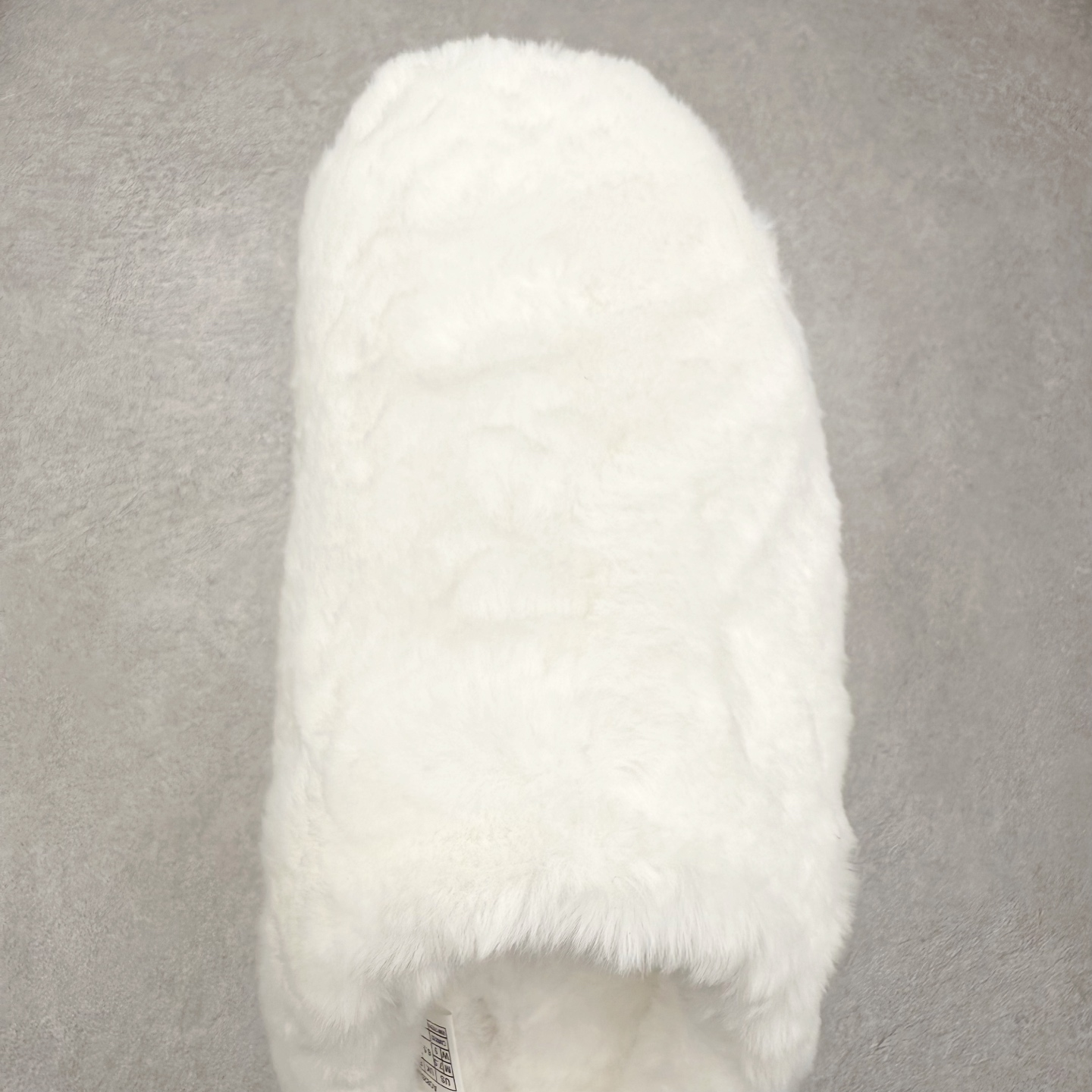 图片[4]-alo yoga Recovery Mode 舒适简约 静音防磨包头拖鞋 男女同款 象牙白 品牌故事Alo Yoga于2007年创立于洛杉矶，意在传播有意识的运动，同时激发人们的健康识与创造力。品牌的核心理念在于制作能够带来完美体验的瑜伽服饰与功能性单品，让有意识的运动融入并改变生活。Alo Yoga将其设计延伸到日常服饰概念，坚持不懈地捕捉当代时尚潮流，将品牌的运动美学理念、精致前卫的设计与舒适功能面料完美结合。与此同时，Alo Yoga的设计受到了时尚界人士与名人们的追捧，Talor Swift、Kendall Jenner等街拍照片中都曾出现品牌不同单品的身影。实拍调校N版已经零色差零失真 百分百还原实物色彩所见即所得 不存在货不对板色差等低级问题 选购参考实物拍摄 不混卖不参货 只用心做好货严格选品 承诺混一赔十 尺码：36 36.5 37.5 38 38.5 39 40 40.5 41 42 42.5 43 44 44.5 45-选品中心