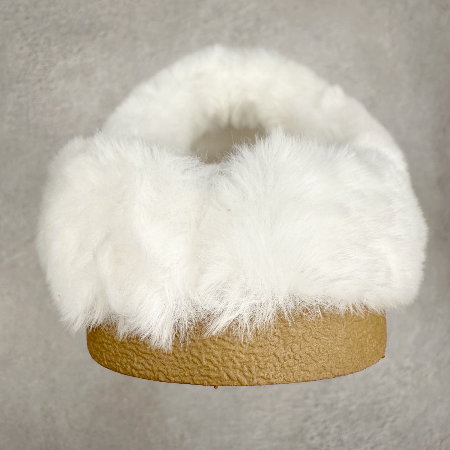 图片[8]-alo yoga Recovery Mode 舒适简约 静音防磨包头拖鞋 男女同款 象牙白 品牌故事Alo Yoga于2007年创立于洛杉矶，意在传播有意识的运动，同时激发人们的健康识与创造力。品牌的核心理念在于制作能够带来完美体验的瑜伽服饰与功能性单品，让有意识的运动融入并改变生活。Alo Yoga将其设计延伸到日常服饰概念，坚持不懈地捕捉当代时尚潮流，将品牌的运动美学理念、精致前卫的设计与舒适功能面料完美结合。与此同时，Alo Yoga的设计受到了时尚界人士与名人们的追捧，Talor Swift、Kendall Jenner等街拍照片中都曾出现品牌不同单品的身影。实拍调校N版已经零色差零失真 百分百还原实物色彩所见即所得 不存在货不对板色差等低级问题 选购参考实物拍摄 不混卖不参货 只用心做好货严格选品 承诺混一赔十 尺码：36 36.5 37.5 38 38.5 39 40 40.5 41 42 42.5 43 44 44.5 45-选品中心