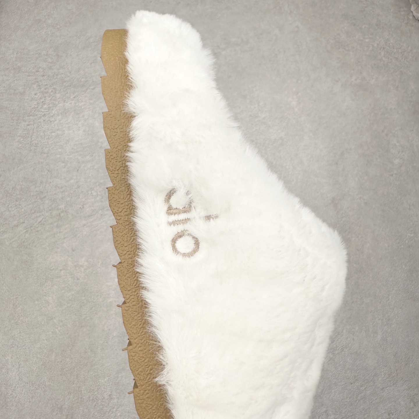 图片[6]-alo yoga Recovery Mode 舒适简约 静音防磨包头拖鞋 男女同款 象牙白 品牌故事Alo Yoga于2007年创立于洛杉矶，意在传播有意识的运动，同时激发人们的健康识与创造力。品牌的核心理念在于制作能够带来完美体验的瑜伽服饰与功能性单品，让有意识的运动融入并改变生活。Alo Yoga将其设计延伸到日常服饰概念，坚持不懈地捕捉当代时尚潮流，将品牌的运动美学理念、精致前卫的设计与舒适功能面料完美结合。与此同时，Alo Yoga的设计受到了时尚界人士与名人们的追捧，Talor Swift、Kendall Jenner等街拍照片中都曾出现品牌不同单品的身影。实拍调校N版已经零色差零失真 百分百还原实物色彩所见即所得 不存在货不对板色差等低级问题 选购参考实物拍摄 不混卖不参货 只用心做好货严格选品 承诺混一赔十 尺码：36 36.5 37.5 38 38.5 39 40 40.5 41 42 42.5 43 44 44.5 45-选品中心