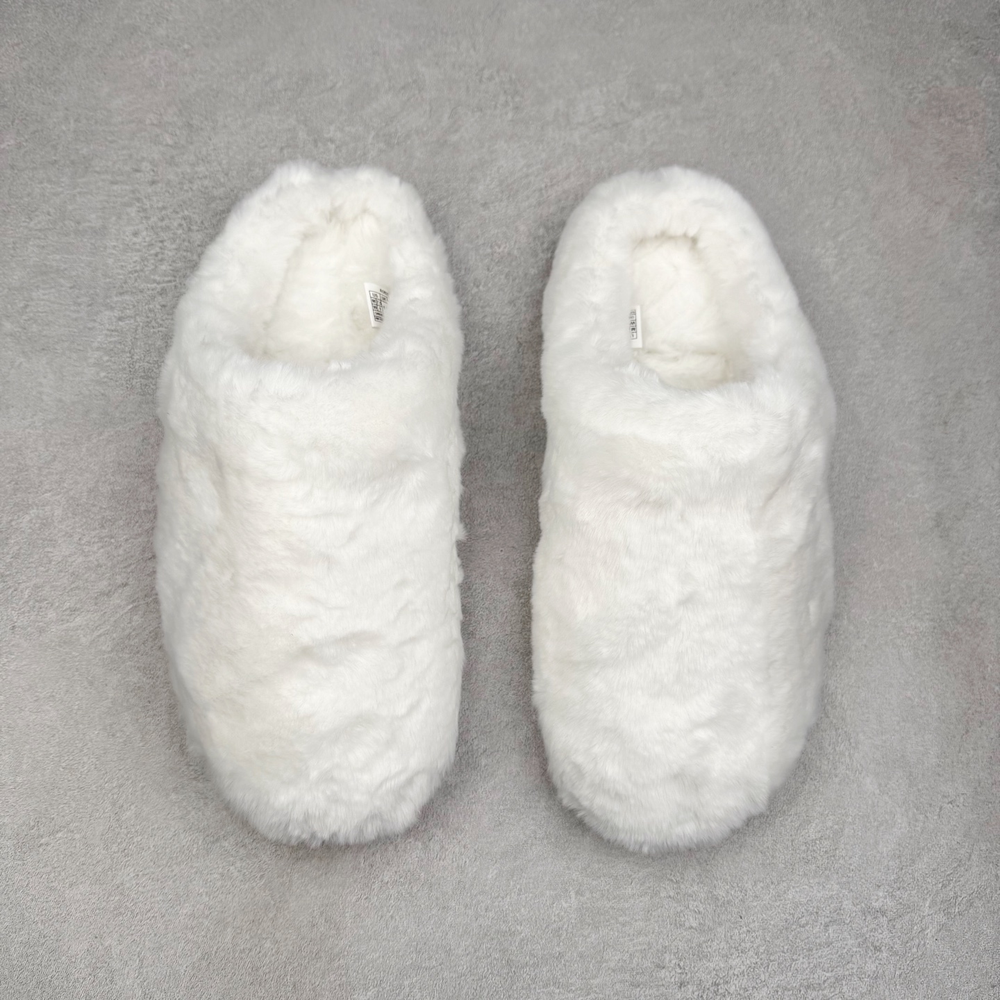 图片[2]-alo yoga Recovery Mode 舒适简约 静音防磨包头拖鞋 男女同款 象牙白 品牌故事Alo Yoga于2007年创立于洛杉矶，意在传播有意识的运动，同时激发人们的健康识与创造力。品牌的核心理念在于制作能够带来完美体验的瑜伽服饰与功能性单品，让有意识的运动融入并改变生活。Alo Yoga将其设计延伸到日常服饰概念，坚持不懈地捕捉当代时尚潮流，将品牌的运动美学理念、精致前卫的设计与舒适功能面料完美结合。与此同时，Alo Yoga的设计受到了时尚界人士与名人们的追捧，Talor Swift、Kendall Jenner等街拍照片中都曾出现品牌不同单品的身影。实拍调校N版已经零色差零失真 百分百还原实物色彩所见即所得 不存在货不对板色差等低级问题 选购参考实物拍摄 不混卖不参货 只用心做好货严格选品 承诺混一赔十 尺码：36 36.5 37.5 38 38.5 39 40 40.5 41 42 42.5 43 44 44.5 45-选品中心