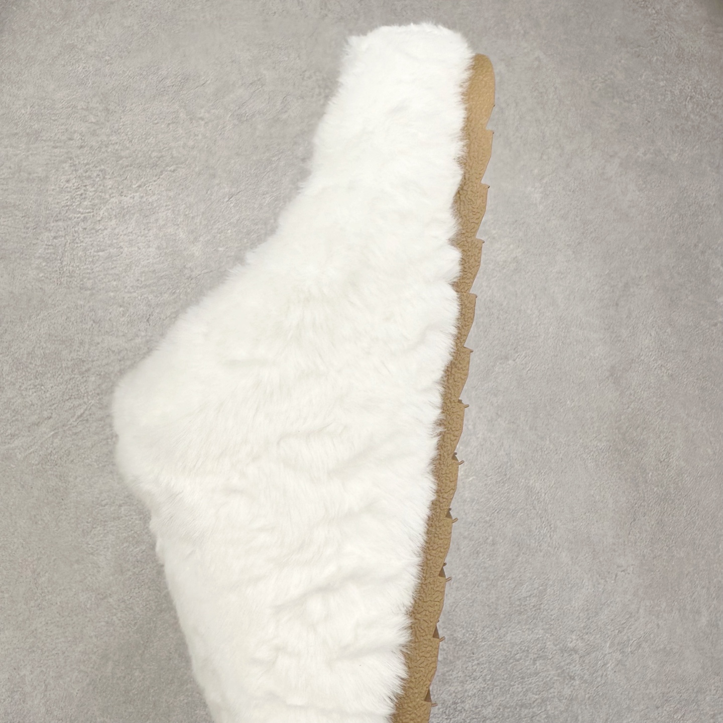 图片[7]-alo yoga Recovery Mode 舒适简约 静音防磨包头拖鞋 男女同款 象牙白 品牌故事Alo Yoga于2007年创立于洛杉矶，意在传播有意识的运动，同时激发人们的健康识与创造力。品牌的核心理念在于制作能够带来完美体验的瑜伽服饰与功能性单品，让有意识的运动融入并改变生活。Alo Yoga将其设计延伸到日常服饰概念，坚持不懈地捕捉当代时尚潮流，将品牌的运动美学理念、精致前卫的设计与舒适功能面料完美结合。与此同时，Alo Yoga的设计受到了时尚界人士与名人们的追捧，Talor Swift、Kendall Jenner等街拍照片中都曾出现品牌不同单品的身影。实拍调校N版已经零色差零失真 百分百还原实物色彩所见即所得 不存在货不对板色差等低级问题 选购参考实物拍摄 不混卖不参货 只用心做好货严格选品 承诺混一赔十 尺码：36 36.5 37.5 38 38.5 39 40 40.5 41 42 42.5 43 44 44.5 45-选品中心