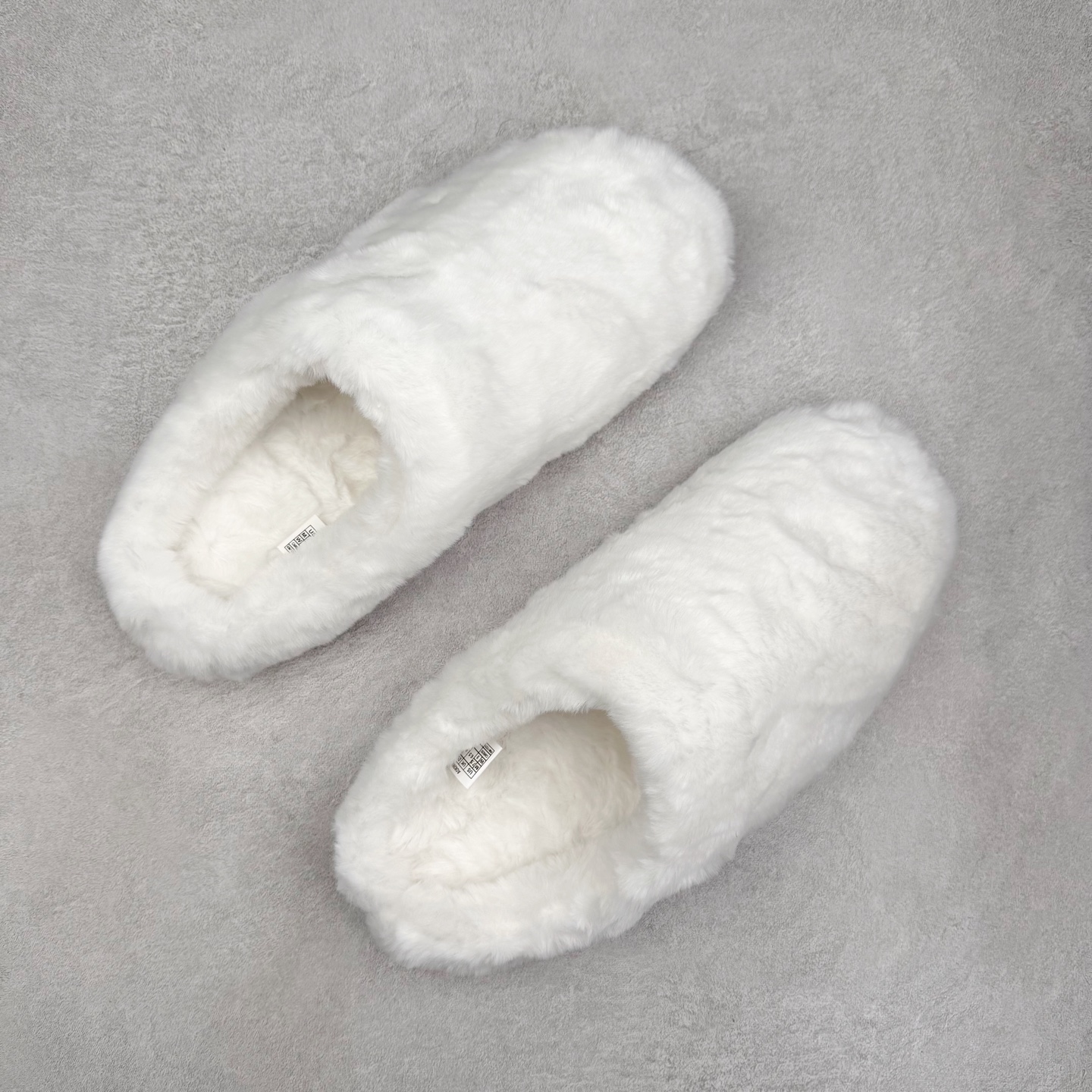 图片[3]-alo yoga Recovery Mode 舒适简约 静音防磨包头拖鞋 男女同款 象牙白 品牌故事Alo Yoga于2007年创立于洛杉矶，意在传播有意识的运动，同时激发人们的健康识与创造力。品牌的核心理念在于制作能够带来完美体验的瑜伽服饰与功能性单品，让有意识的运动融入并改变生活。Alo Yoga将其设计延伸到日常服饰概念，坚持不懈地捕捉当代时尚潮流，将品牌的运动美学理念、精致前卫的设计与舒适功能面料完美结合。与此同时，Alo Yoga的设计受到了时尚界人士与名人们的追捧，Talor Swift、Kendall Jenner等街拍照片中都曾出现品牌不同单品的身影。实拍调校N版已经零色差零失真 百分百还原实物色彩所见即所得 不存在货不对板色差等低级问题 选购参考实物拍摄 不混卖不参货 只用心做好货严格选品 承诺混一赔十 尺码：36 36.5 37.5 38 38.5 39 40 40.5 41 42 42.5 43 44 44.5 45-选品中心