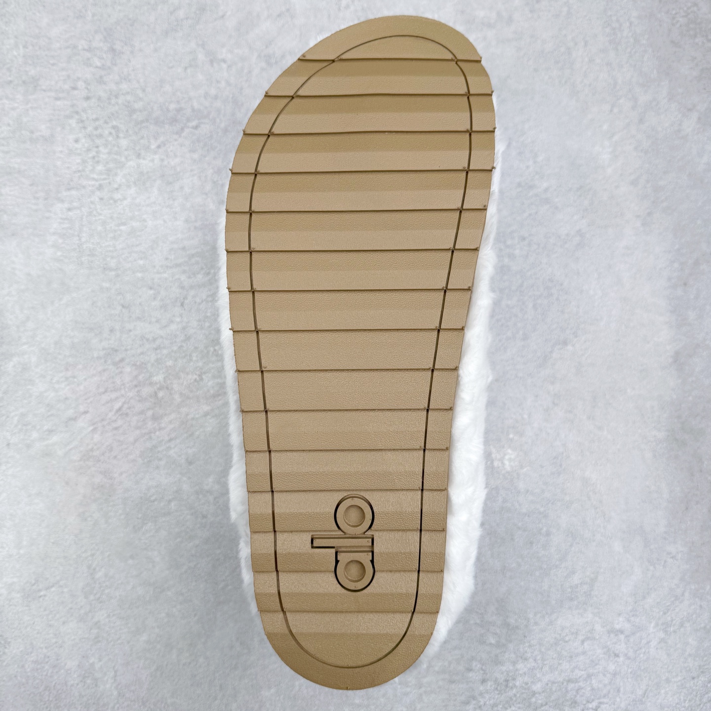 图片[9]-alo yoga Recovery Mode 舒适简约 静音防磨包头拖鞋 男女同款 象牙白 品牌故事Alo Yoga于2007年创立于洛杉矶，意在传播有意识的运动，同时激发人们的健康识与创造力。品牌的核心理念在于制作能够带来完美体验的瑜伽服饰与功能性单品，让有意识的运动融入并改变生活。Alo Yoga将其设计延伸到日常服饰概念，坚持不懈地捕捉当代时尚潮流，将品牌的运动美学理念、精致前卫的设计与舒适功能面料完美结合。与此同时，Alo Yoga的设计受到了时尚界人士与名人们的追捧，Talor Swift、Kendall Jenner等街拍照片中都曾出现品牌不同单品的身影。实拍调校N版已经零色差零失真 百分百还原实物色彩所见即所得 不存在货不对板色差等低级问题 选购参考实物拍摄 不混卖不参货 只用心做好货严格选品 承诺混一赔十 尺码：36 36.5 37.5 38 38.5 39 40 40.5 41 42 42.5 43 44 44.5 45-选品中心