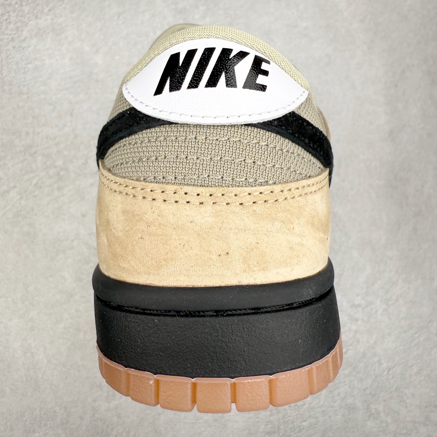 图片[8]-＃YC纯原 NK SB Dunk Low 榛子轻语 HJ0367-200 鞋身主调选用浅卡其麂皮与深棕交织，如榛壳包裹的温润质地，黑色Swoosh与鞋带利落勾勒轮廓，打破单调，刻画轮廓分明的高级框架。从麂皮鞋面到生胶色大底，复古鞋型承载现代审美，整体色调如一杯精心调制的拿铁，层次分明，回味无穷。素履之上，流金挥洒；以极简白为底，金色泼墨似灵感随笔触跃动，不规则的流金轨迹从后跟漫延至鞋侧，仿佛将高光时刻定格在步履之上。Swoosh以暗金色细节点缀，不张扬却自带质感；做旧处理的橡胶鞋底自带复古滤镜，搭配独特的鞋带纹理，细节处皆是匠心。定制系列天花板 无原鞋不开发 全系列得物原鞋一比一校对开发 配色持续更新中 终端对接 优势输出 全套原厂楦头原纸板数据档案倾力打造 原汁原味莞产 极致还原 圈内最强针车工艺 高端零售指定版 广东原厂配套原盒原标 鞋盒分三个尺码段 原厂冲刀 超高清洁度 全鞋零毛边皮料切割 采用原厂百宏鞋带以及原厂百宏织唛舌标 内标可供原厂几率过验 进口原装条纹中底布 四线拉帮白色点胶 原厂拉帮手法遵循公司 原厂电绣 极致还原 尺码：36 36.5 37.5 38 38.5 39 40 40.5 41 42 42.5 43 44 44.5 45 46-选品中心
