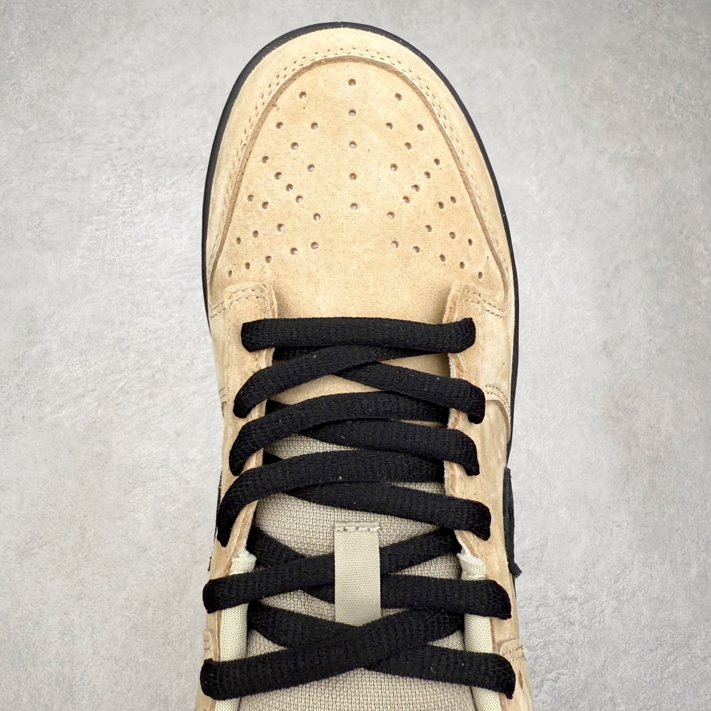 图片[4]-＃YC纯原 NK SB Dunk Low 榛子轻语 HJ0367-200 鞋身主调选用浅卡其麂皮与深棕交织，如榛壳包裹的温润质地，黑色Swoosh与鞋带利落勾勒轮廓，打破单调，刻画轮廓分明的高级框架。从麂皮鞋面到生胶色大底，复古鞋型承载现代审美，整体色调如一杯精心调制的拿铁，层次分明，回味无穷。素履之上，流金挥洒；以极简白为底，金色泼墨似灵感随笔触跃动，不规则的流金轨迹从后跟漫延至鞋侧，仿佛将高光时刻定格在步履之上。Swoosh以暗金色细节点缀，不张扬却自带质感；做旧处理的橡胶鞋底自带复古滤镜，搭配独特的鞋带纹理，细节处皆是匠心。定制系列天花板 无原鞋不开发 全系列得物原鞋一比一校对开发 配色持续更新中 终端对接 优势输出 全套原厂楦头原纸板数据档案倾力打造 原汁原味莞产 极致还原 圈内最强针车工艺 高端零售指定版 广东原厂配套原盒原标 鞋盒分三个尺码段 原厂冲刀 超高清洁度 全鞋零毛边皮料切割 采用原厂百宏鞋带以及原厂百宏织唛舌标 内标可供原厂几率过验 进口原装条纹中底布 四线拉帮白色点胶 原厂拉帮手法遵循公司 原厂电绣 极致还原 尺码：36 36.5 37.5 38 38.5 39 40 40.5 41 42 42.5 43 44 44.5 45 46-选品中心
