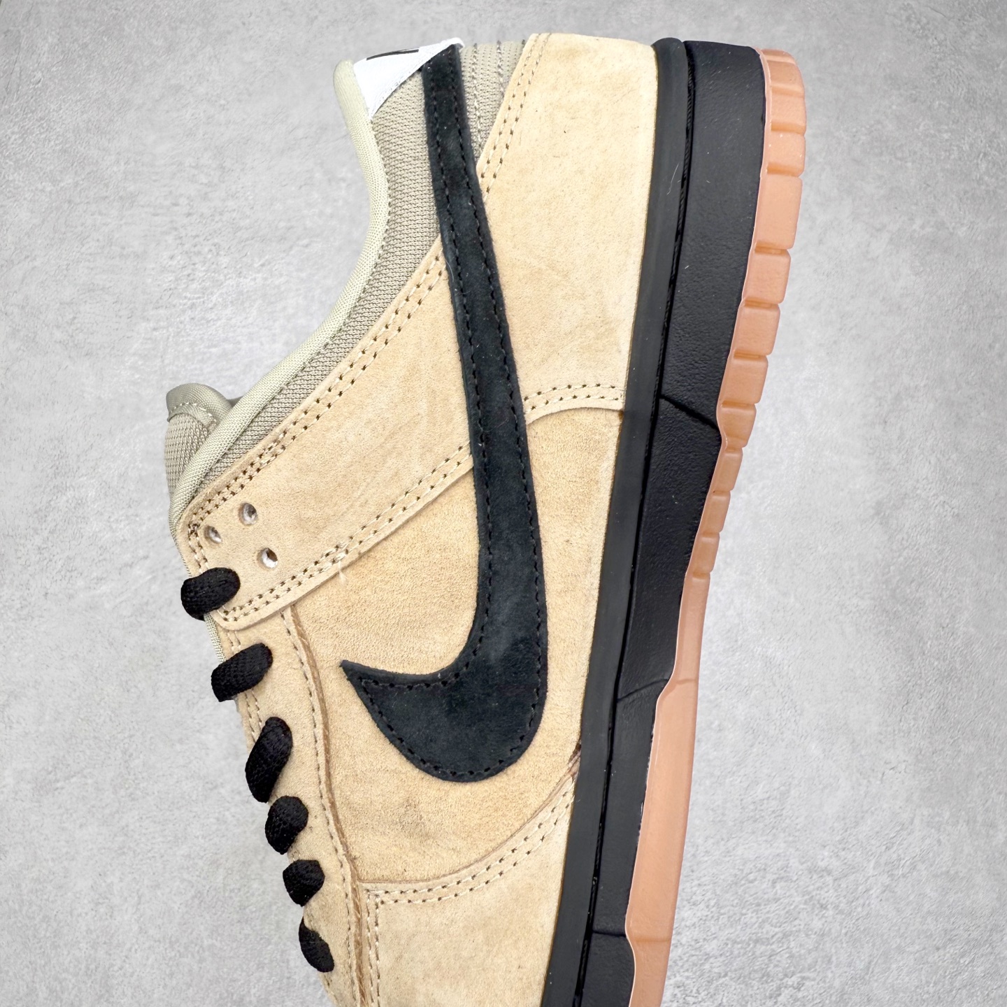图片[7]-＃YC纯原 NK SB Dunk Low 榛子轻语 HJ0367-200 鞋身主调选用浅卡其麂皮与深棕交织，如榛壳包裹的温润质地，黑色Swoosh与鞋带利落勾勒轮廓，打破单调，刻画轮廓分明的高级框架。从麂皮鞋面到生胶色大底，复古鞋型承载现代审美，整体色调如一杯精心调制的拿铁，层次分明，回味无穷。素履之上，流金挥洒；以极简白为底，金色泼墨似灵感随笔触跃动，不规则的流金轨迹从后跟漫延至鞋侧，仿佛将高光时刻定格在步履之上。Swoosh以暗金色细节点缀，不张扬却自带质感；做旧处理的橡胶鞋底自带复古滤镜，搭配独特的鞋带纹理，细节处皆是匠心。定制系列天花板 无原鞋不开发 全系列得物原鞋一比一校对开发 配色持续更新中 终端对接 优势输出 全套原厂楦头原纸板数据档案倾力打造 原汁原味莞产 极致还原 圈内最强针车工艺 高端零售指定版 广东原厂配套原盒原标 鞋盒分三个尺码段 原厂冲刀 超高清洁度 全鞋零毛边皮料切割 采用原厂百宏鞋带以及原厂百宏织唛舌标 内标可供原厂几率过验 进口原装条纹中底布 四线拉帮白色点胶 原厂拉帮手法遵循公司 原厂电绣 极致还原 尺码：36 36.5 37.5 38 38.5 39 40 40.5 41 42 42.5 43 44 44.5 45 46-选品中心