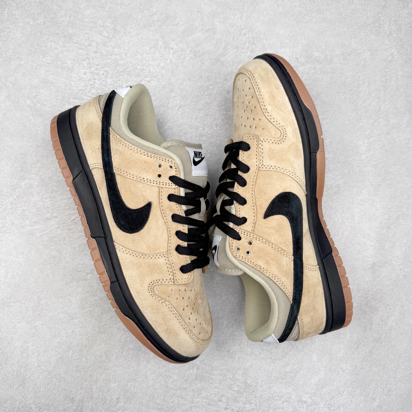 图片[3]-＃YC纯原 NK SB Dunk Low 榛子轻语 HJ0367-200 鞋身主调选用浅卡其麂皮与深棕交织，如榛壳包裹的温润质地，黑色Swoosh与鞋带利落勾勒轮廓，打破单调，刻画轮廓分明的高级框架。从麂皮鞋面到生胶色大底，复古鞋型承载现代审美，整体色调如一杯精心调制的拿铁，层次分明，回味无穷。素履之上，流金挥洒；以极简白为底，金色泼墨似灵感随笔触跃动，不规则的流金轨迹从后跟漫延至鞋侧，仿佛将高光时刻定格在步履之上。Swoosh以暗金色细节点缀，不张扬却自带质感；做旧处理的橡胶鞋底自带复古滤镜，搭配独特的鞋带纹理，细节处皆是匠心。定制系列天花板 无原鞋不开发 全系列得物原鞋一比一校对开发 配色持续更新中 终端对接 优势输出 全套原厂楦头原纸板数据档案倾力打造 原汁原味莞产 极致还原 圈内最强针车工艺 高端零售指定版 广东原厂配套原盒原标 鞋盒分三个尺码段 原厂冲刀 超高清洁度 全鞋零毛边皮料切割 采用原厂百宏鞋带以及原厂百宏织唛舌标 内标可供原厂几率过验 进口原装条纹中底布 四线拉帮白色点胶 原厂拉帮手法遵循公司 原厂电绣 极致还原 尺码：36 36.5 37.5 38 38.5 39 40 40.5 41 42 42.5 43 44 44.5 45 46-选品中心