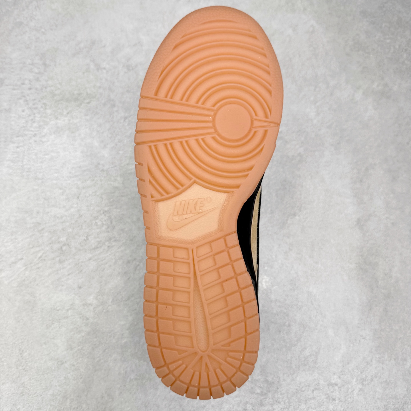 图片[9]-＃YC纯原 NK SB Dunk Low 榛子轻语 HJ0367-200 鞋身主调选用浅卡其麂皮与深棕交织，如榛壳包裹的温润质地，黑色Swoosh与鞋带利落勾勒轮廓，打破单调，刻画轮廓分明的高级框架。从麂皮鞋面到生胶色大底，复古鞋型承载现代审美，整体色调如一杯精心调制的拿铁，层次分明，回味无穷。素履之上，流金挥洒；以极简白为底，金色泼墨似灵感随笔触跃动，不规则的流金轨迹从后跟漫延至鞋侧，仿佛将高光时刻定格在步履之上。Swoosh以暗金色细节点缀，不张扬却自带质感；做旧处理的橡胶鞋底自带复古滤镜，搭配独特的鞋带纹理，细节处皆是匠心。定制系列天花板 无原鞋不开发 全系列得物原鞋一比一校对开发 配色持续更新中 终端对接 优势输出 全套原厂楦头原纸板数据档案倾力打造 原汁原味莞产 极致还原 圈内最强针车工艺 高端零售指定版 广东原厂配套原盒原标 鞋盒分三个尺码段 原厂冲刀 超高清洁度 全鞋零毛边皮料切割 采用原厂百宏鞋带以及原厂百宏织唛舌标 内标可供原厂几率过验 进口原装条纹中底布 四线拉帮白色点胶 原厂拉帮手法遵循公司 原厂电绣 极致还原 尺码：36 36.5 37.5 38 38.5 39 40 40.5 41 42 42.5 43 44 44.5 45 46-选品中心