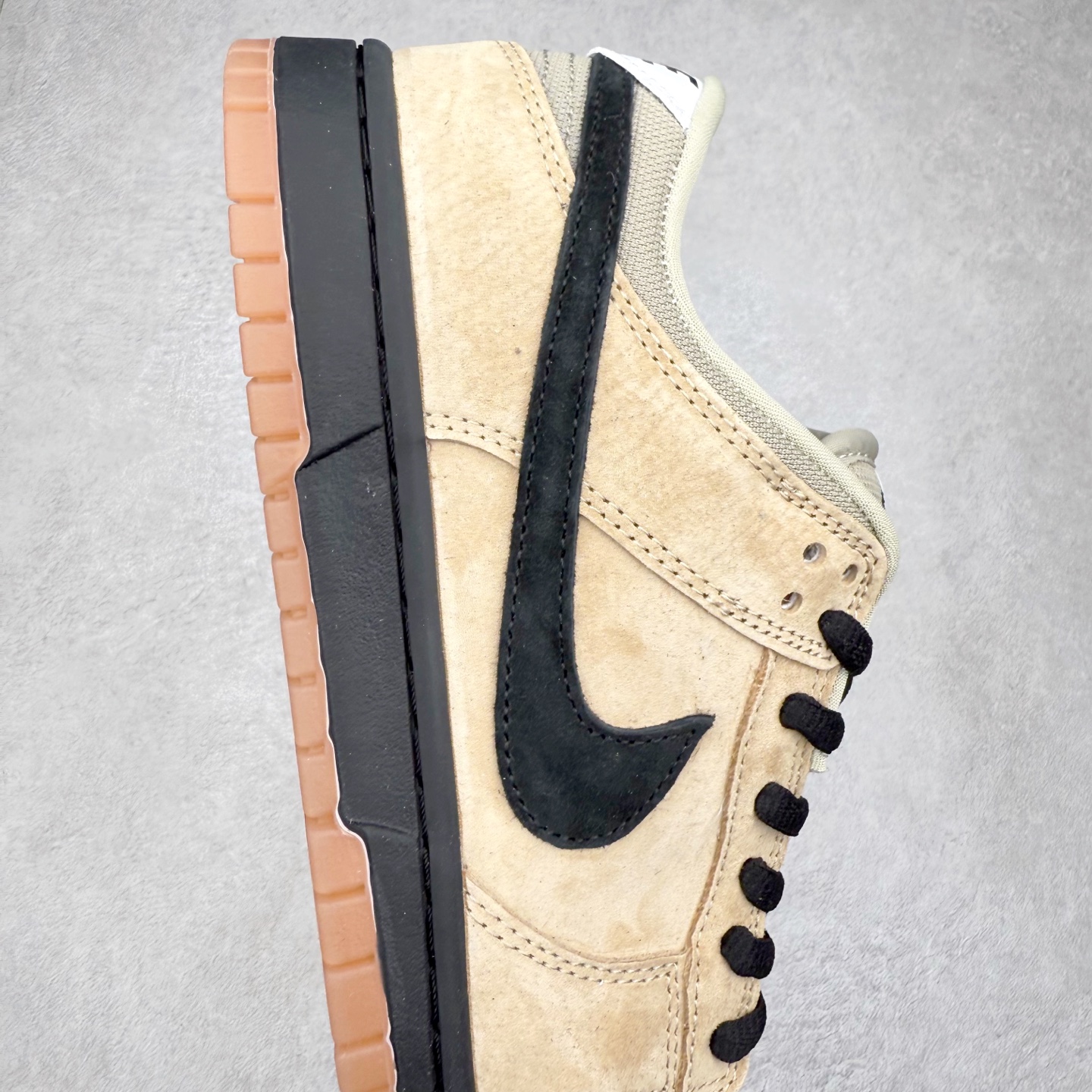图片[6]-＃YC纯原 NK SB Dunk Low 榛子轻语 HJ0367-200 鞋身主调选用浅卡其麂皮与深棕交织，如榛壳包裹的温润质地，黑色Swoosh与鞋带利落勾勒轮廓，打破单调，刻画轮廓分明的高级框架。从麂皮鞋面到生胶色大底，复古鞋型承载现代审美，整体色调如一杯精心调制的拿铁，层次分明，回味无穷。素履之上，流金挥洒；以极简白为底，金色泼墨似灵感随笔触跃动，不规则的流金轨迹从后跟漫延至鞋侧，仿佛将高光时刻定格在步履之上。Swoosh以暗金色细节点缀，不张扬却自带质感；做旧处理的橡胶鞋底自带复古滤镜，搭配独特的鞋带纹理，细节处皆是匠心。定制系列天花板 无原鞋不开发 全系列得物原鞋一比一校对开发 配色持续更新中 终端对接 优势输出 全套原厂楦头原纸板数据档案倾力打造 原汁原味莞产 极致还原 圈内最强针车工艺 高端零售指定版 广东原厂配套原盒原标 鞋盒分三个尺码段 原厂冲刀 超高清洁度 全鞋零毛边皮料切割 采用原厂百宏鞋带以及原厂百宏织唛舌标 内标可供原厂几率过验 进口原装条纹中底布 四线拉帮白色点胶 原厂拉帮手法遵循公司 原厂电绣 极致还原 尺码：36 36.5 37.5 38 38.5 39 40 40.5 41 42 42.5 43 44 44.5 45 46-选品中心