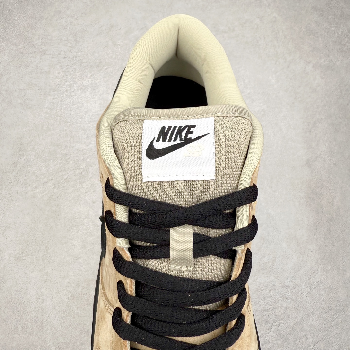 图片[5]-＃YC纯原 NK SB Dunk Low 榛子轻语 HJ0367-200 鞋身主调选用浅卡其麂皮与深棕交织，如榛壳包裹的温润质地，黑色Swoosh与鞋带利落勾勒轮廓，打破单调，刻画轮廓分明的高级框架。从麂皮鞋面到生胶色大底，复古鞋型承载现代审美，整体色调如一杯精心调制的拿铁，层次分明，回味无穷。素履之上，流金挥洒；以极简白为底，金色泼墨似灵感随笔触跃动，不规则的流金轨迹从后跟漫延至鞋侧，仿佛将高光时刻定格在步履之上。Swoosh以暗金色细节点缀，不张扬却自带质感；做旧处理的橡胶鞋底自带复古滤镜，搭配独特的鞋带纹理，细节处皆是匠心。定制系列天花板 无原鞋不开发 全系列得物原鞋一比一校对开发 配色持续更新中 终端对接 优势输出 全套原厂楦头原纸板数据档案倾力打造 原汁原味莞产 极致还原 圈内最强针车工艺 高端零售指定版 广东原厂配套原盒原标 鞋盒分三个尺码段 原厂冲刀 超高清洁度 全鞋零毛边皮料切割 采用原厂百宏鞋带以及原厂百宏织唛舌标 内标可供原厂几率过验 进口原装条纹中底布 四线拉帮白色点胶 原厂拉帮手法遵循公司 原厂电绣 极致还原 尺码：36 36.5 37.5 38 38.5 39 40 40.5 41 42 42.5 43 44 44.5 45 46-选品中心
