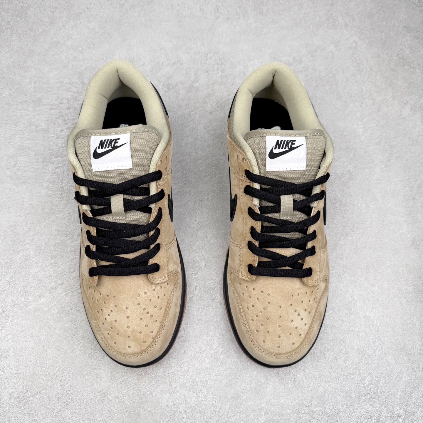 图片[2]-＃YC纯原 NK SB Dunk Low 榛子轻语 HJ0367-200 鞋身主调选用浅卡其麂皮与深棕交织，如榛壳包裹的温润质地，黑色Swoosh与鞋带利落勾勒轮廓，打破单调，刻画轮廓分明的高级框架。从麂皮鞋面到生胶色大底，复古鞋型承载现代审美，整体色调如一杯精心调制的拿铁，层次分明，回味无穷。素履之上，流金挥洒；以极简白为底，金色泼墨似灵感随笔触跃动，不规则的流金轨迹从后跟漫延至鞋侧，仿佛将高光时刻定格在步履之上。Swoosh以暗金色细节点缀，不张扬却自带质感；做旧处理的橡胶鞋底自带复古滤镜，搭配独特的鞋带纹理，细节处皆是匠心。定制系列天花板 无原鞋不开发 全系列得物原鞋一比一校对开发 配色持续更新中 终端对接 优势输出 全套原厂楦头原纸板数据档案倾力打造 原汁原味莞产 极致还原 圈内最强针车工艺 高端零售指定版 广东原厂配套原盒原标 鞋盒分三个尺码段 原厂冲刀 超高清洁度 全鞋零毛边皮料切割 采用原厂百宏鞋带以及原厂百宏织唛舌标 内标可供原厂几率过验 进口原装条纹中底布 四线拉帮白色点胶 原厂拉帮手法遵循公司 原厂电绣 极致还原 尺码：36 36.5 37.5 38 38.5 39 40 40.5 41 42 42.5 43 44 44.5 45 46-选品中心