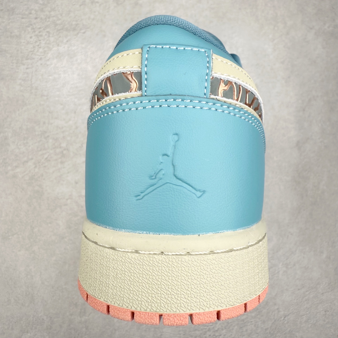 图片[8]-＃K版 Air Jordan AJ1 Low 低帮 IM8120-464 全新流水线出品 DT版本唯一平替选择 市场第二梯队最强版 全部原鞋开发 原楦原纸板开发 全鞋电脑针车 原厂内置全掌气垫 原盒内在原标 唯一Zp原版鞋带绑法 免检产品 全新2022版型 全头层皮料 完美零毛边处理 原厂配置全掌气垫 价格定位良心 几十个配色陆续出货 实拍调校N版已经零色差零失真 百分百还原实物色彩所见即所得 不存在货不对板色差等低级问题 选购参考实物拍摄 不混卖不参货 只用心做好货严格选品 承诺混一赔十 尺码：36 36.5 37.5 38 38.5 39 40 40.5 41 42 42.5 43 44 44.5 45-选品中心