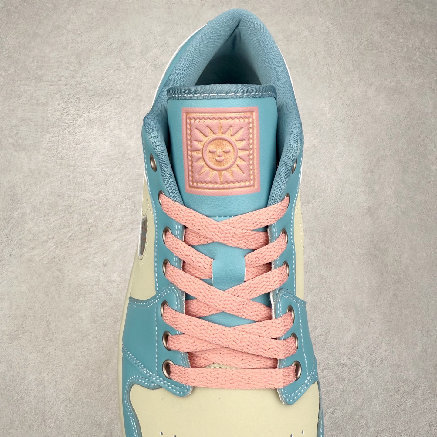 图片[5]-＃K版 Air Jordan AJ1 Low 低帮 IM8120-464 全新流水线出品 DT版本唯一平替选择 市场第二梯队最强版 全部原鞋开发 原楦原纸板开发 全鞋电脑针车 原厂内置全掌气垫 原盒内在原标 唯一Zp原版鞋带绑法 免检产品 全新2022版型 全头层皮料 完美零毛边处理 原厂配置全掌气垫 价格定位良心 几十个配色陆续出货 实拍调校N版已经零色差零失真 百分百还原实物色彩所见即所得 不存在货不对板色差等低级问题 选购参考实物拍摄 不混卖不参货 只用心做好货严格选品 承诺混一赔十 尺码：36 36.5 37.5 38 38.5 39 40 40.5 41 42 42.5 43 44 44.5 45-选品中心