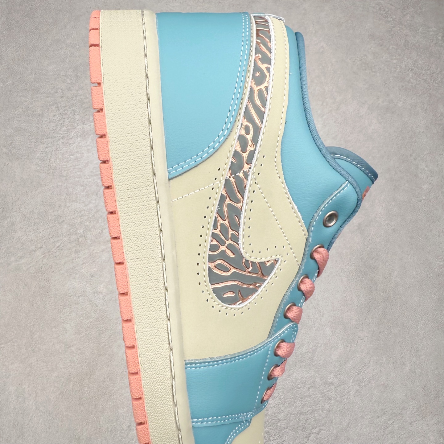 图片[6]-＃K版 Air Jordan AJ1 Low 低帮 IM8120-464 全新流水线出品 DT版本唯一平替选择 市场第二梯队最强版 全部原鞋开发 原楦原纸板开发 全鞋电脑针车 原厂内置全掌气垫 原盒内在原标 唯一Zp原版鞋带绑法 免检产品 全新2022版型 全头层皮料 完美零毛边处理 原厂配置全掌气垫 价格定位良心 几十个配色陆续出货 实拍调校N版已经零色差零失真 百分百还原实物色彩所见即所得 不存在货不对板色差等低级问题 选购参考实物拍摄 不混卖不参货 只用心做好货严格选品 承诺混一赔十 尺码：36 36.5 37.5 38 38.5 39 40 40.5 41 42 42.5 43 44 44.5 45-选品中心